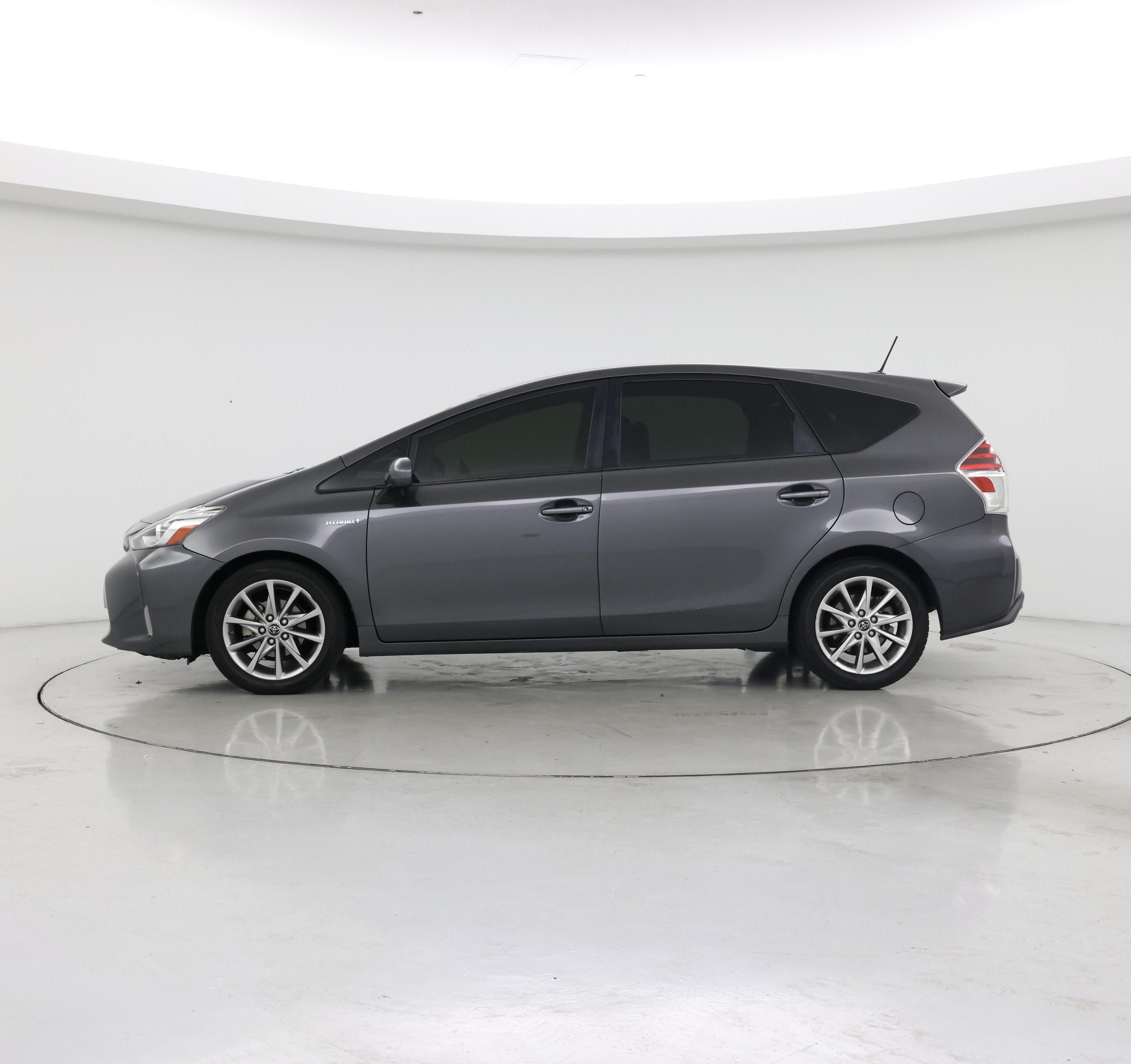Thumbnail: 2017 Toyota Prius v - 3