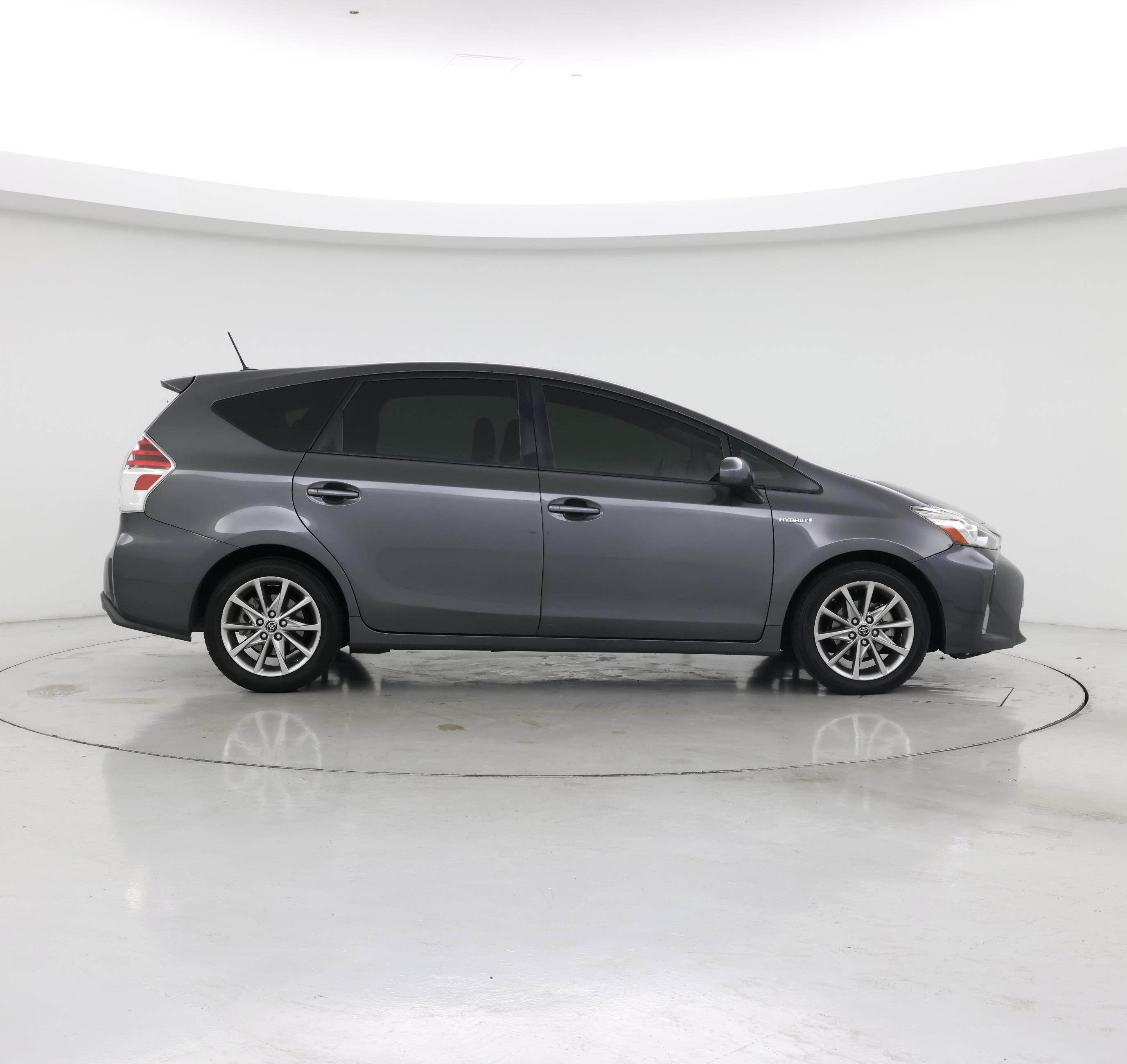 Thumbnail: 2017 Toyota Prius v - 7