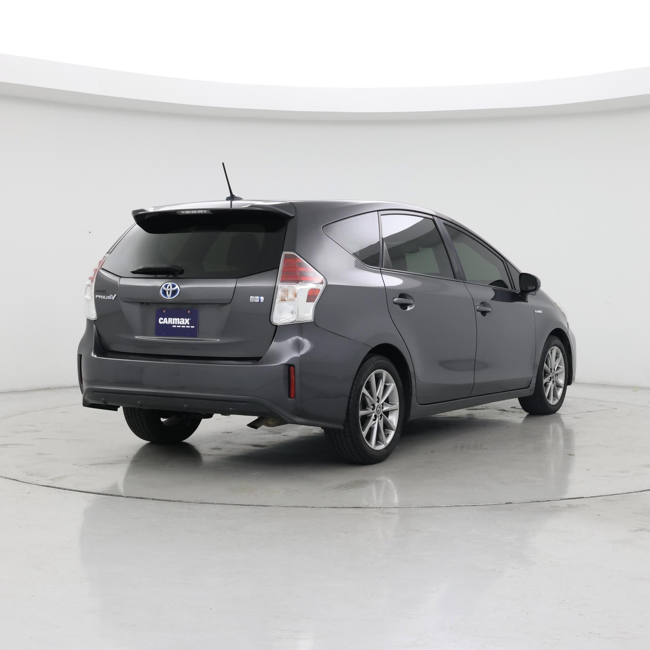 Thumbnail: 2017 Toyota Prius v - 8