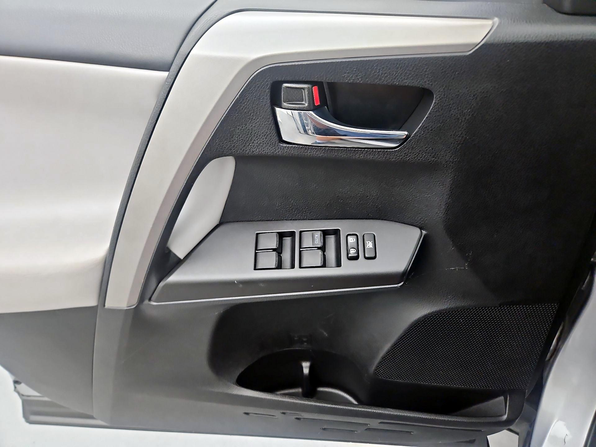 Thumbnail: 2018 Toyota RAV4 - 10