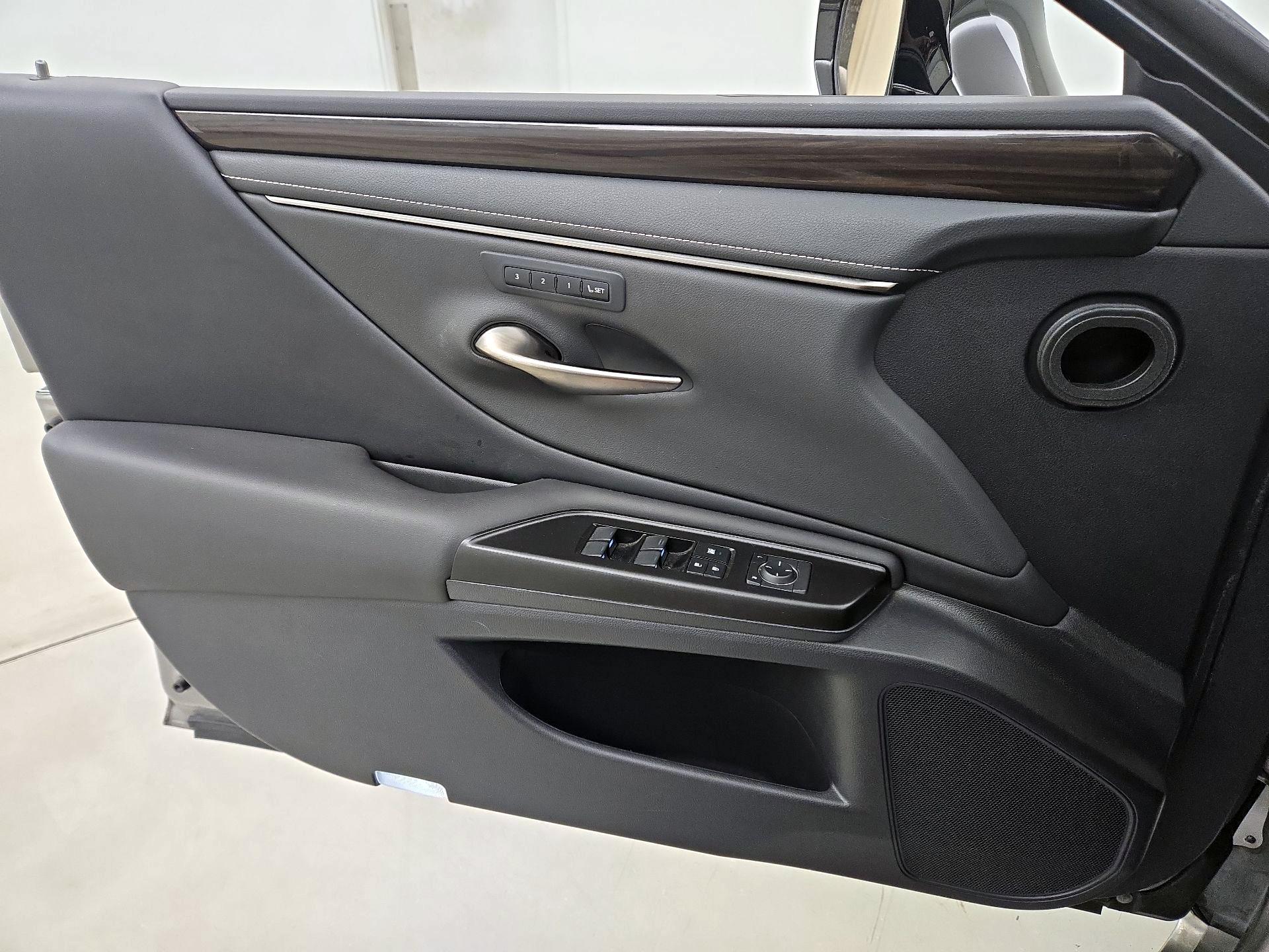 Thumbnail: 2019 Lexus ES - 12