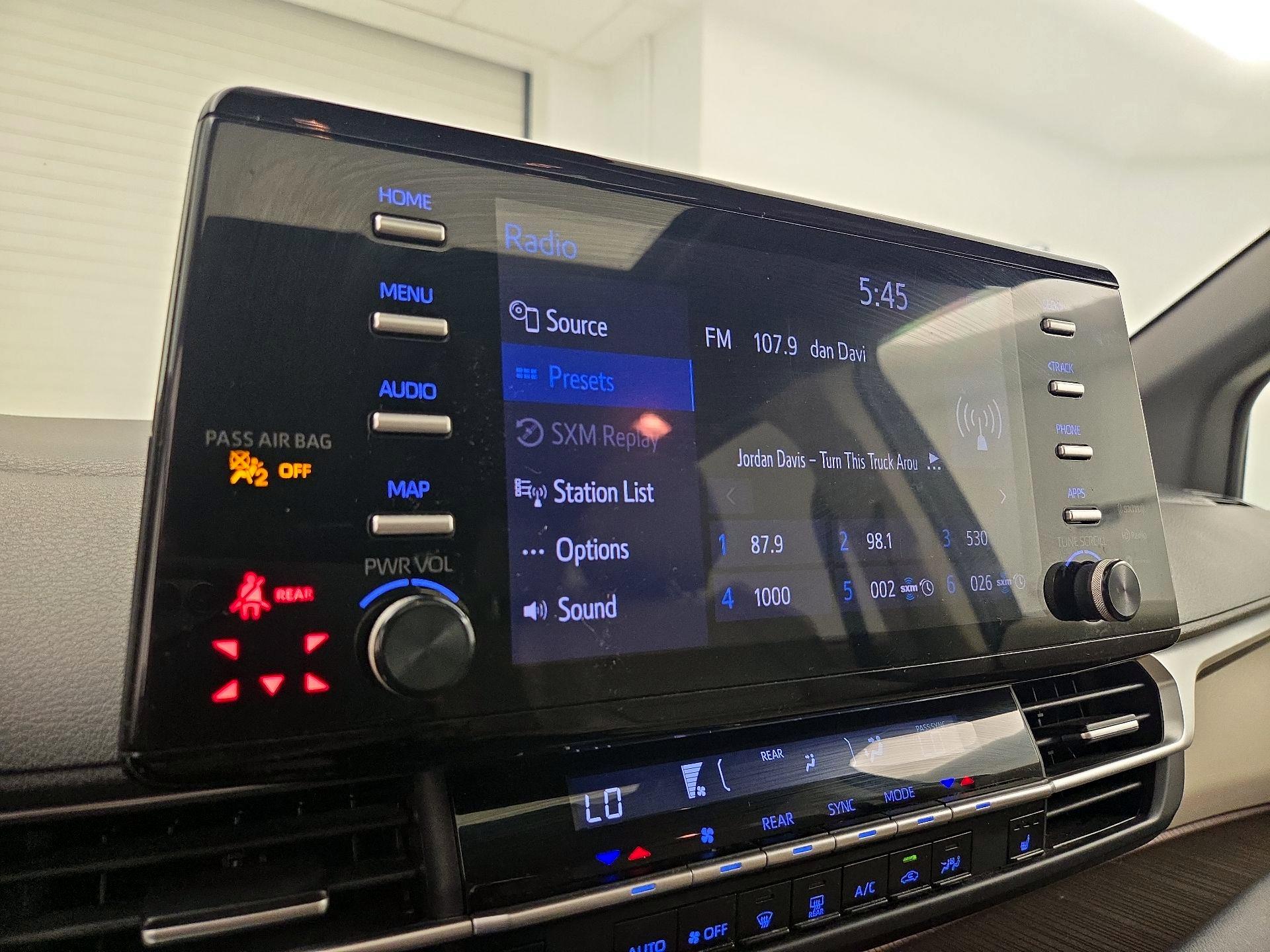 Thumbnail: 2021 Toyota Sienna - 15