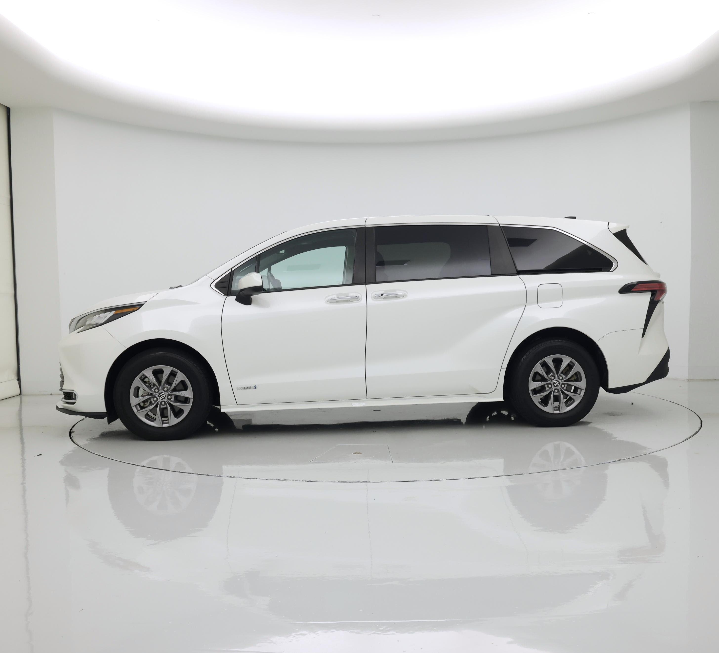 Thumbnail: 2021 Toyota Sienna - 3