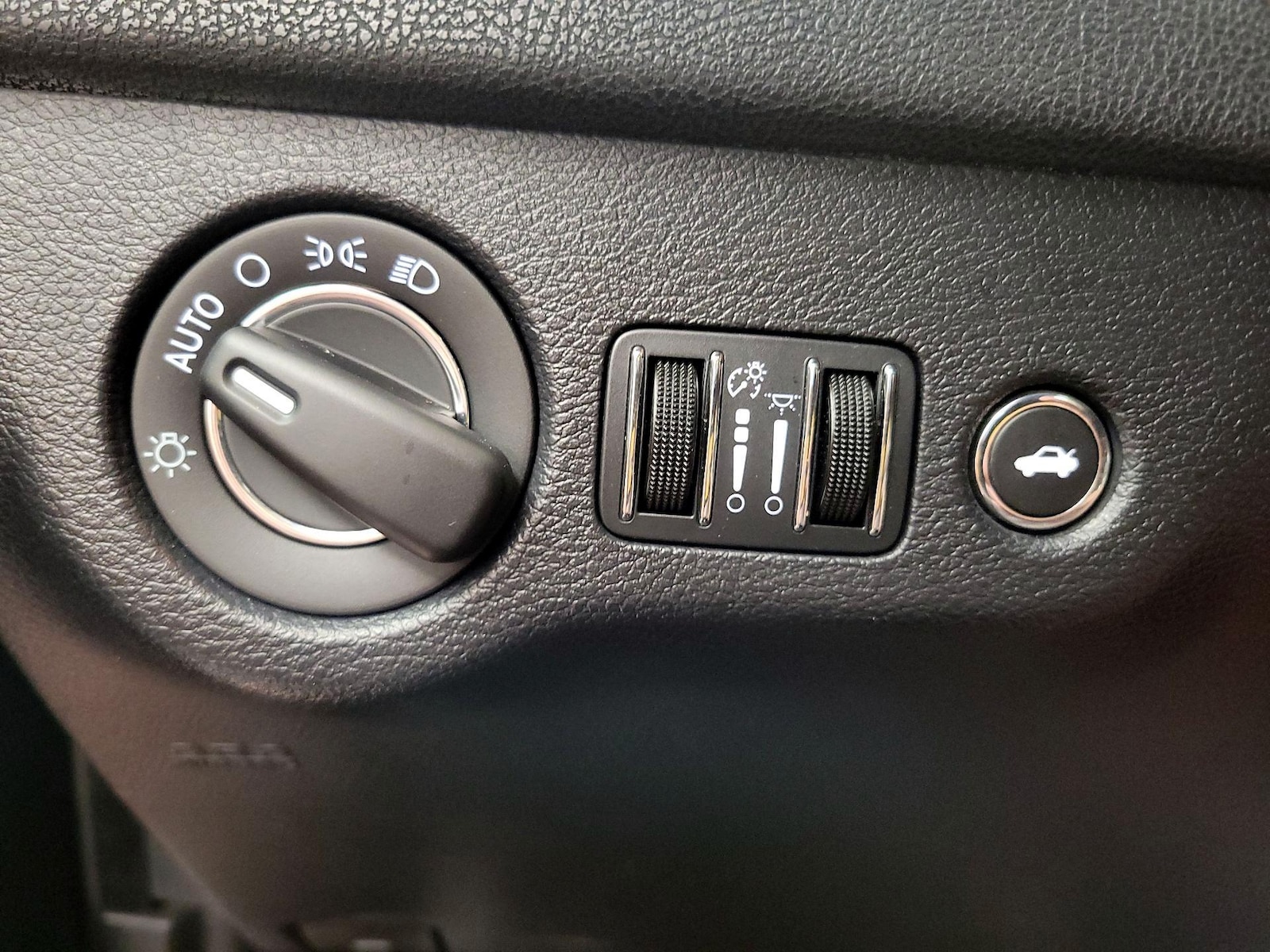 2015 Chrysler 300 Limited - Photo 14