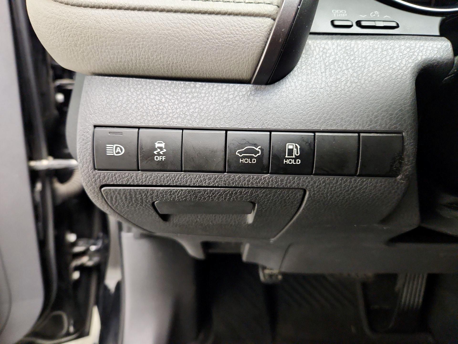 Thumbnail: 2019 Toyota Camry - 13