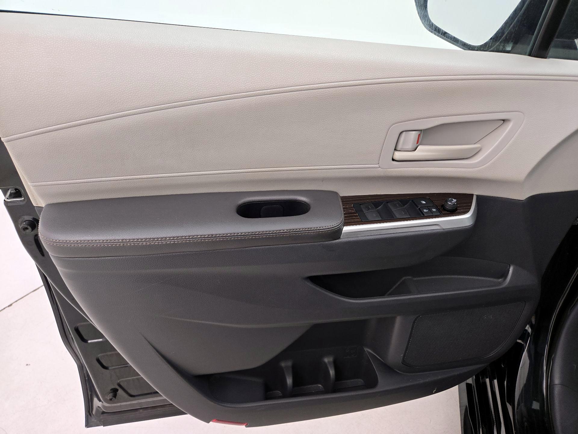 Thumbnail: 2021 Toyota Sienna - 12