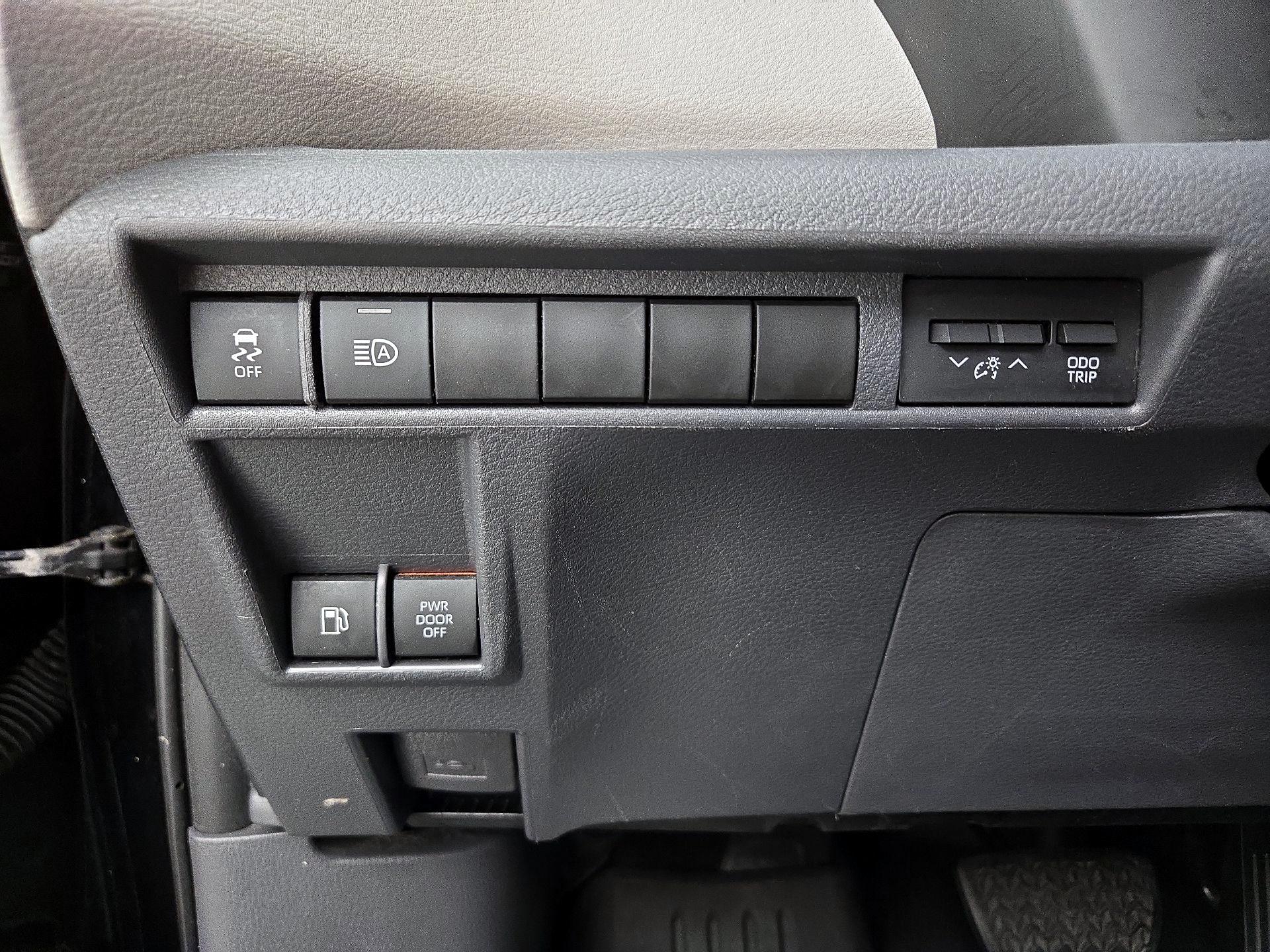 Thumbnail: 2021 Toyota Sienna - 13
