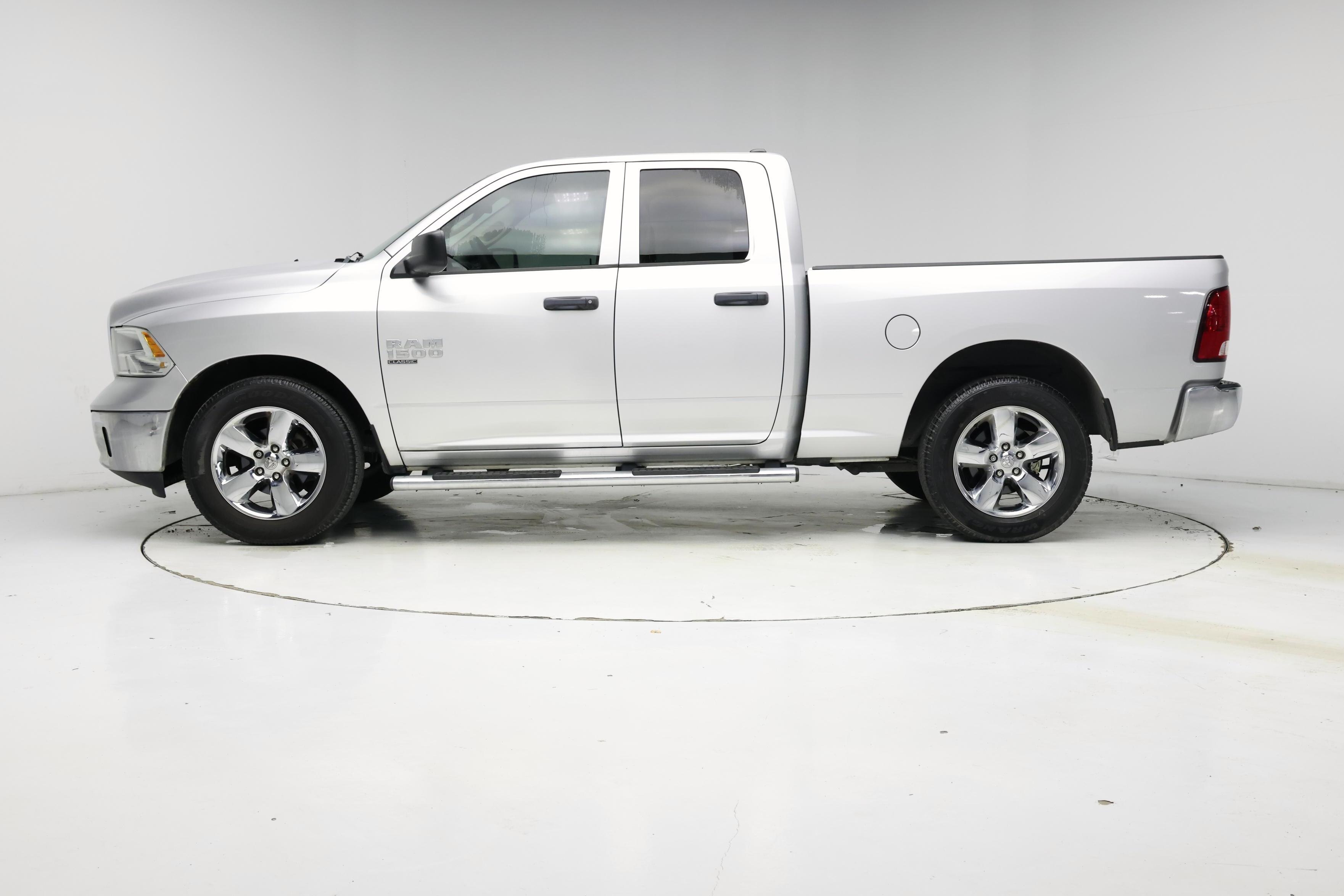 Thumbnail: 2019 RAM 1500 Classic - 3