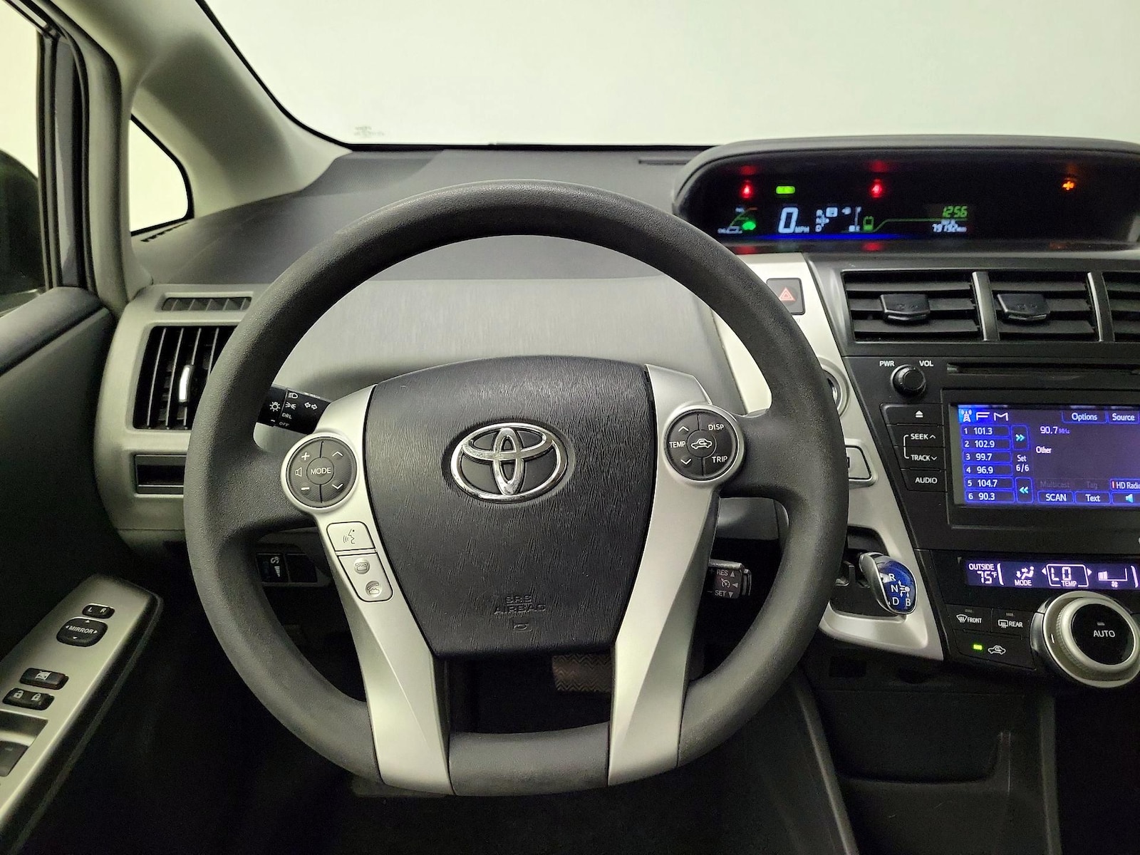 2014 Toyota Prius v Three - Photo 11