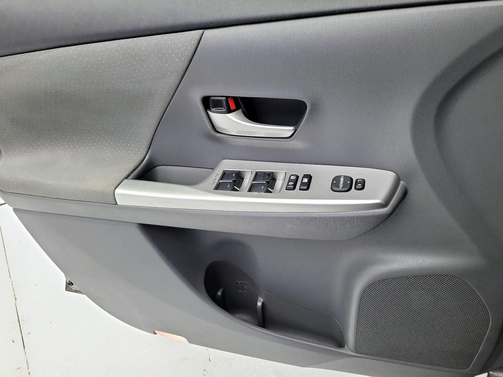 2014 Toyota Prius v Three - Photo 13