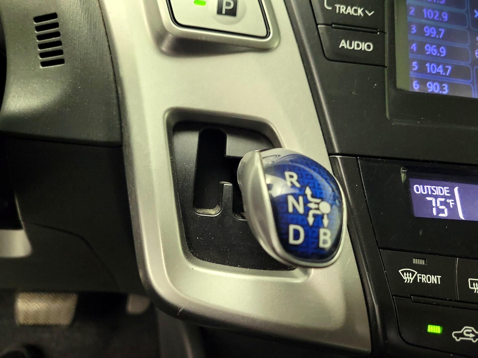 2014 Toyota Prius v Three - Photo 17