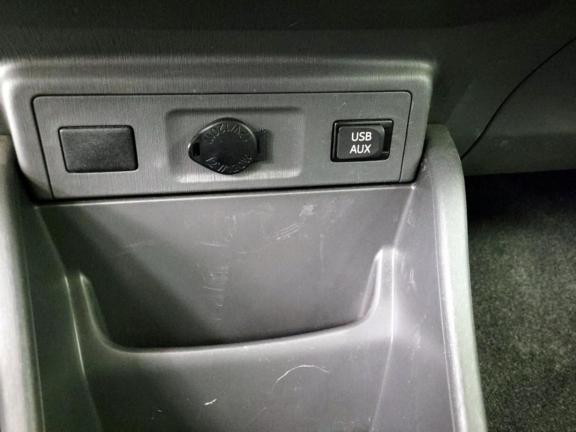 Thumbnail: 2014 Toyota Prius v - 17