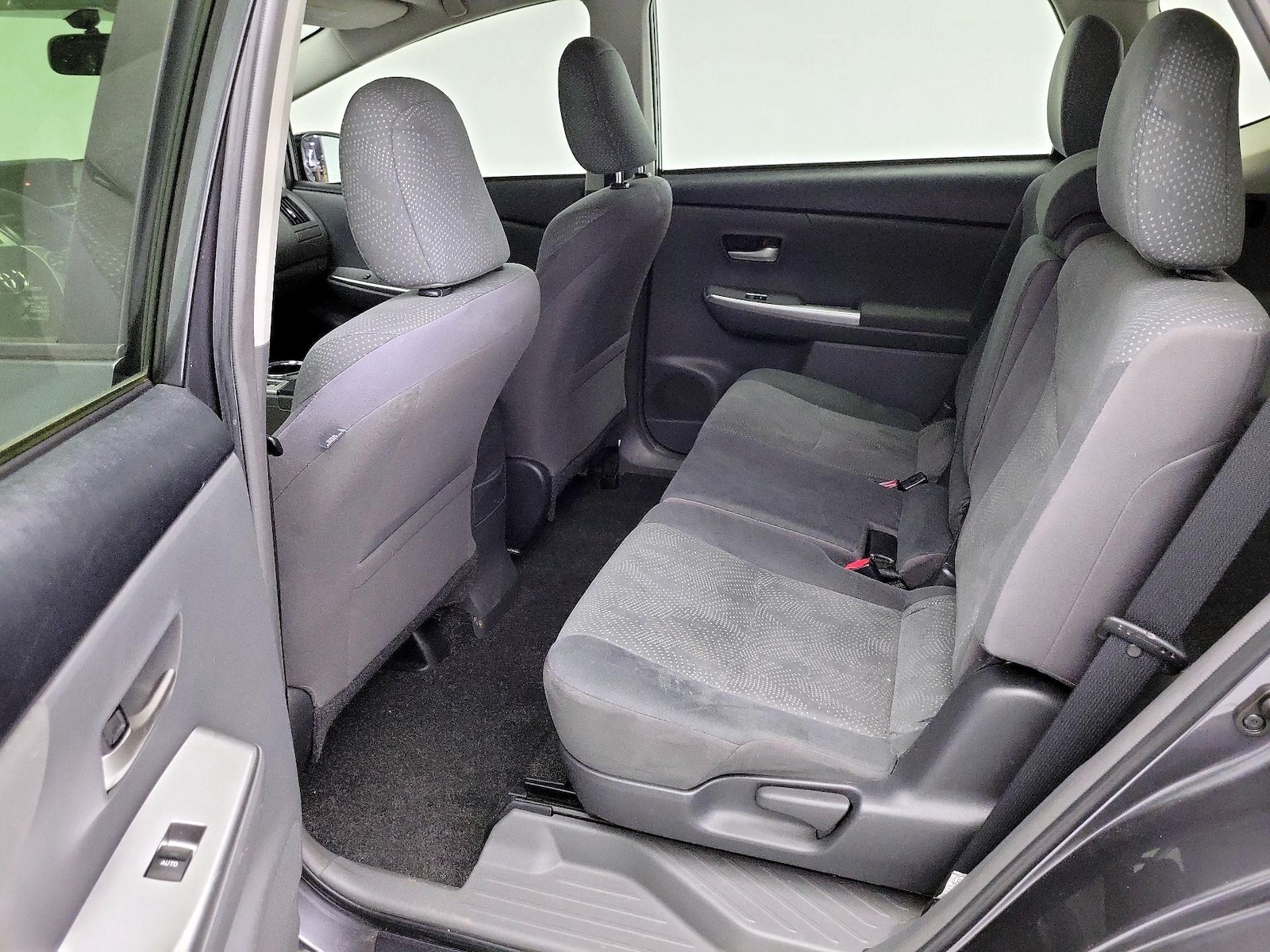 2014 Toyota Prius v Three - Photo 19