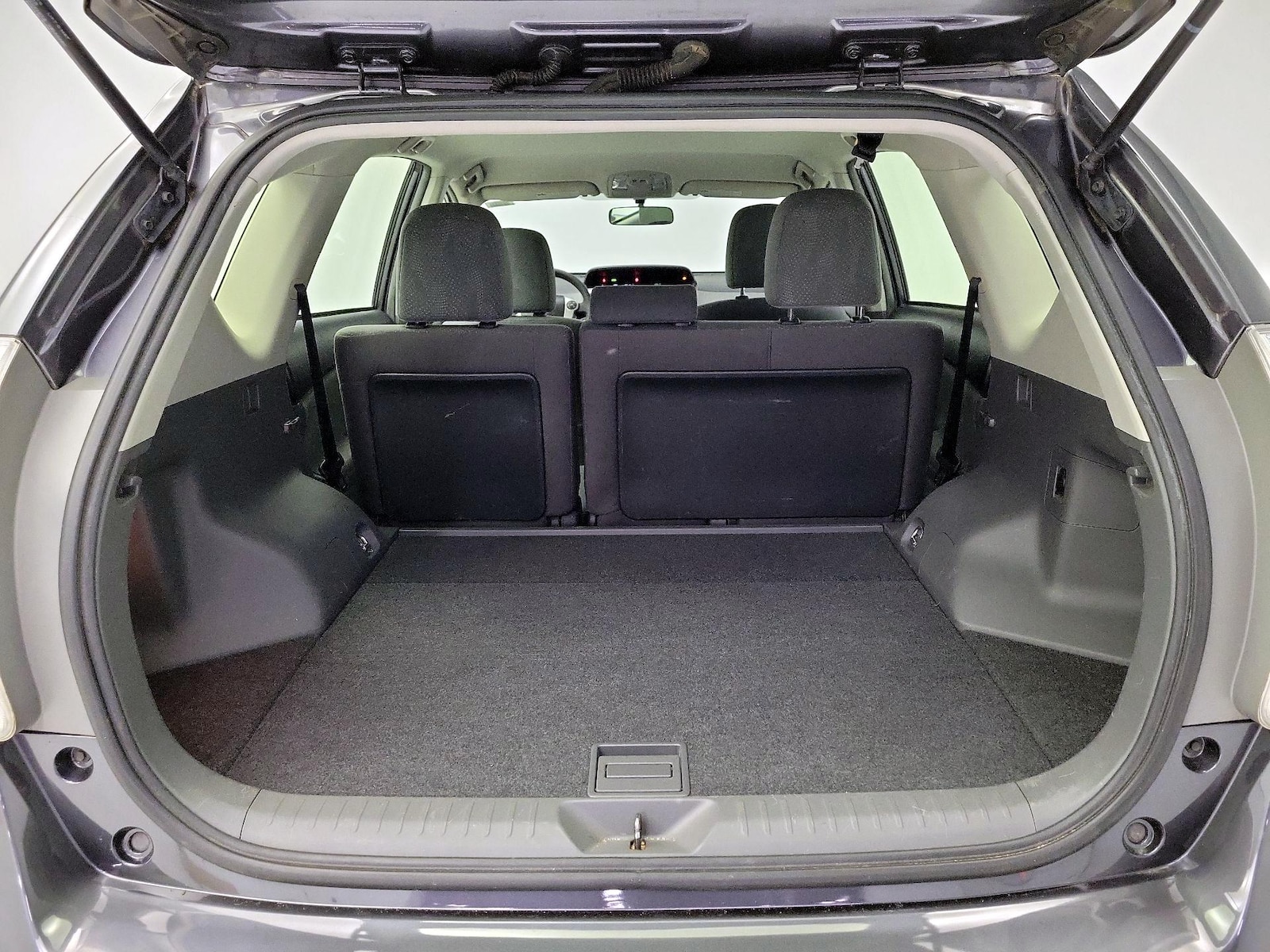 2014 Toyota Prius v Three - Photo 20