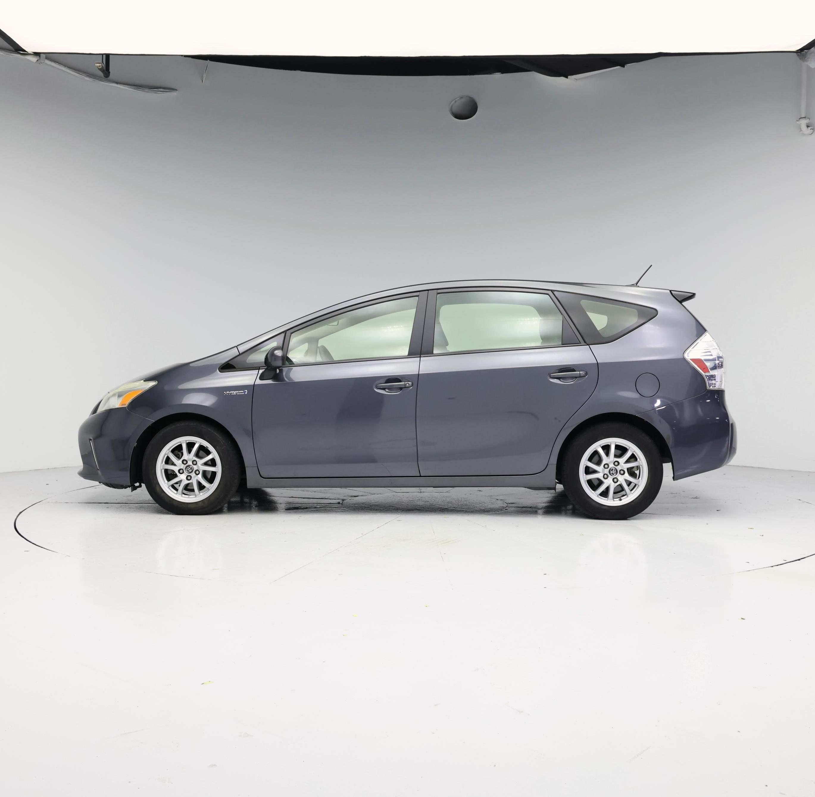 Thumbnail: 2014 Toyota Prius v - 3