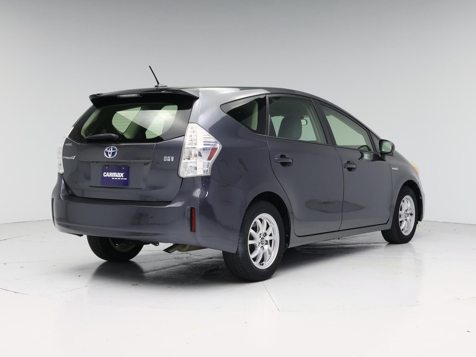 2014 Toyota Prius v Three - Photo 9