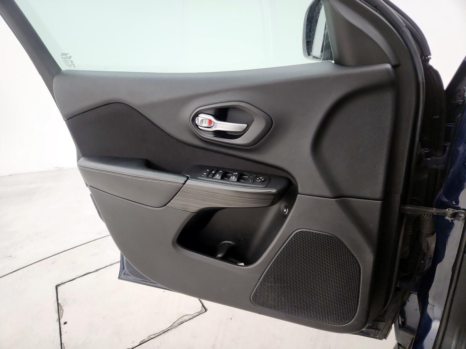 Thumbnail: 2015 Jeep Cherokee - 12