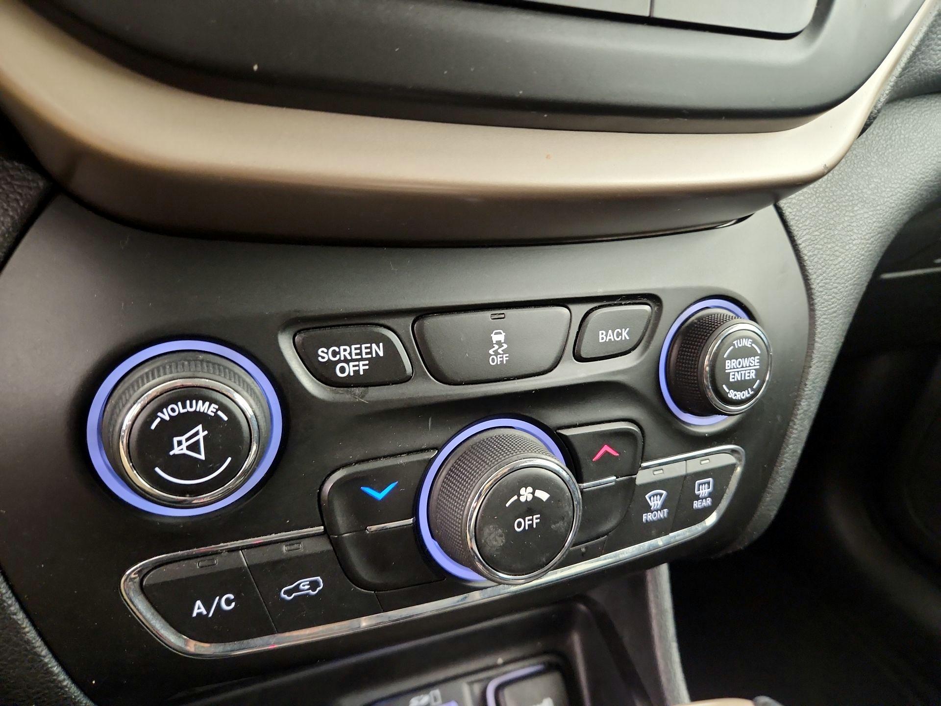 Thumbnail: 2015 Jeep Cherokee - 16