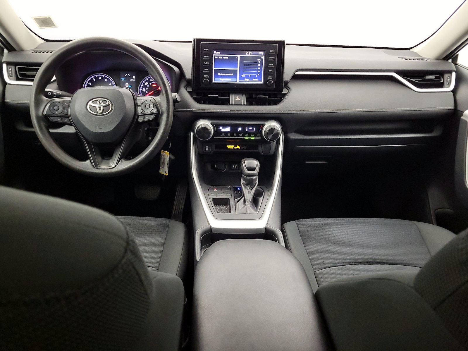 2019 Toyota RAV4 LE - Photo 10