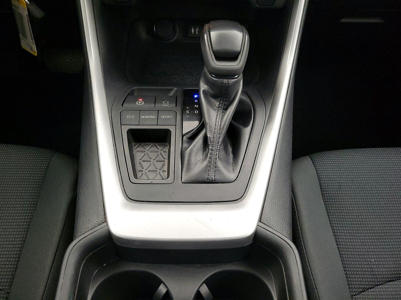 2019 Toyota RAV4 LE - Photo 18