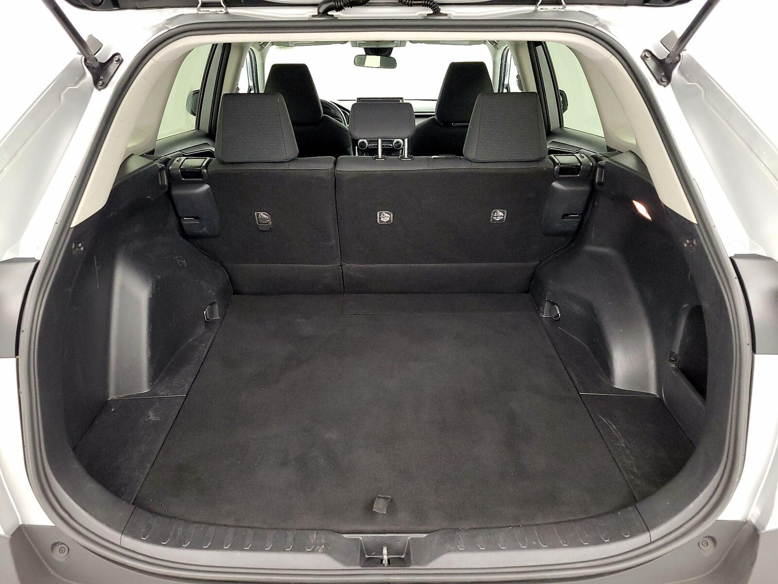 2019 Toyota RAV4 LE - Photo 21