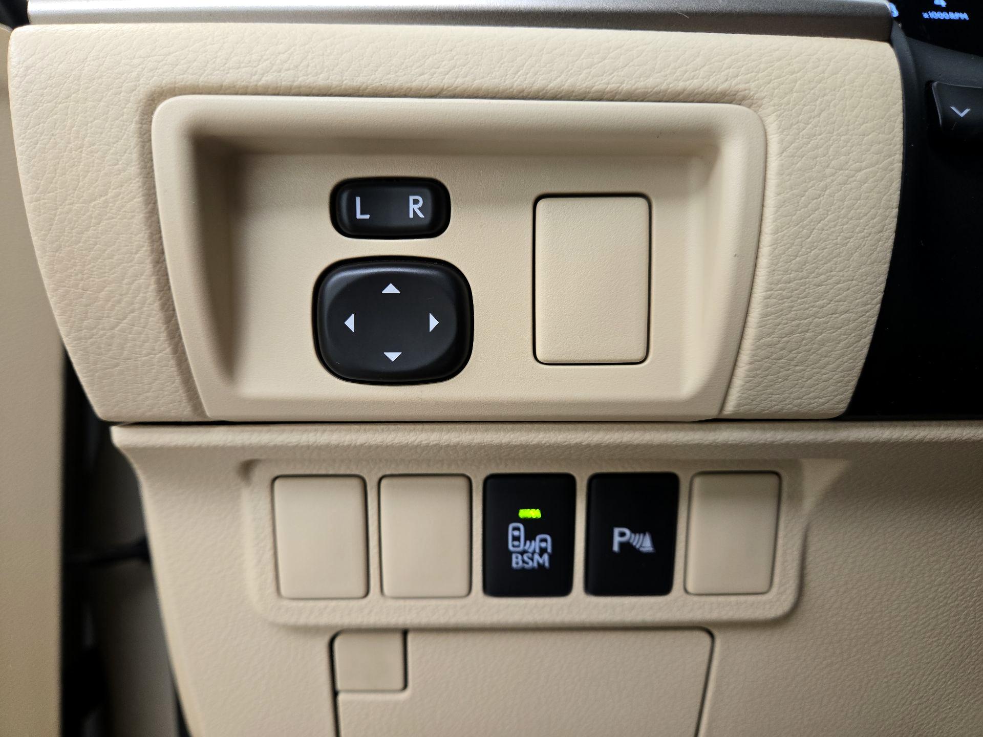 Thumbnail: 2014 Lexus ES - 13
