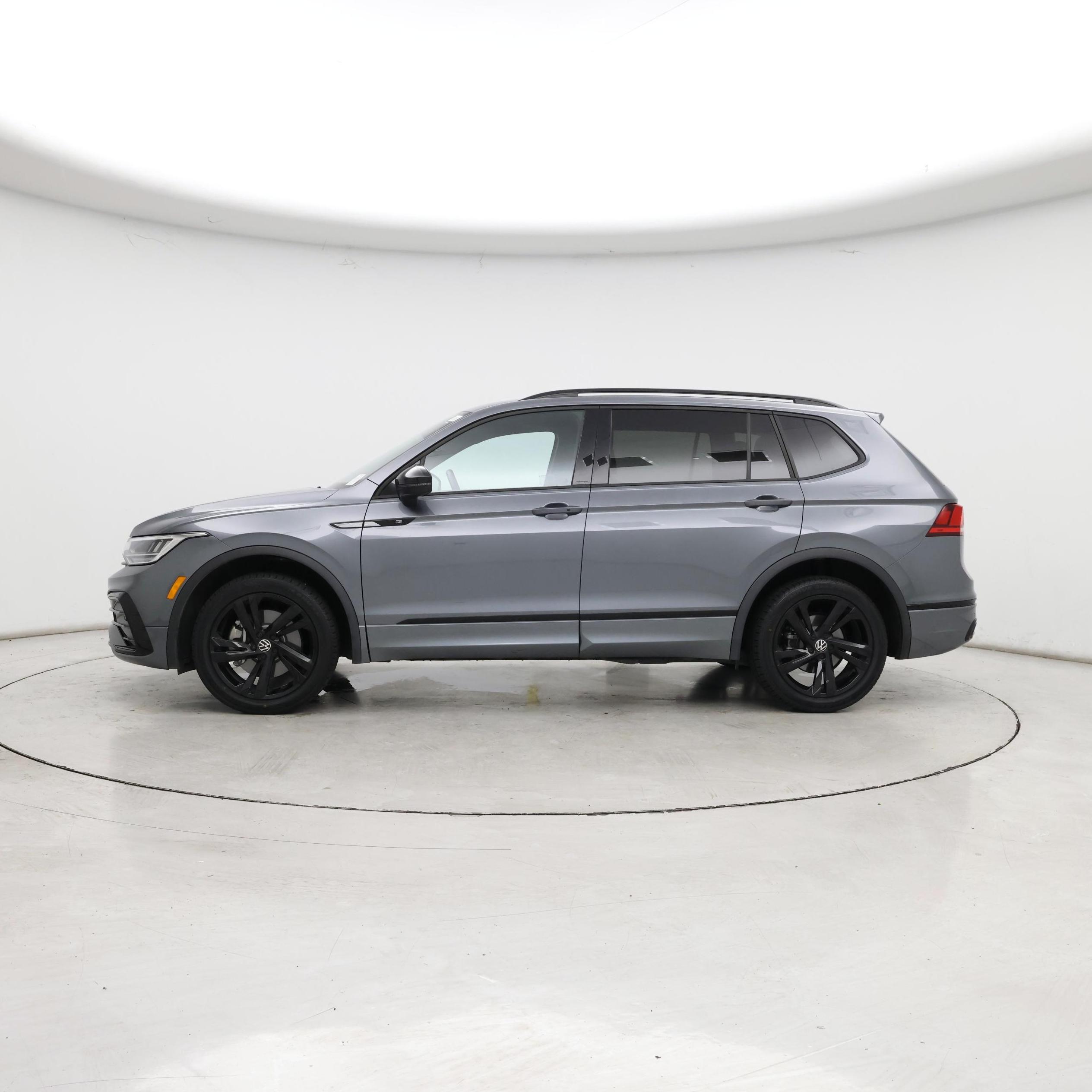Thumbnail: 2023 Volkswagen Tiguan - 3