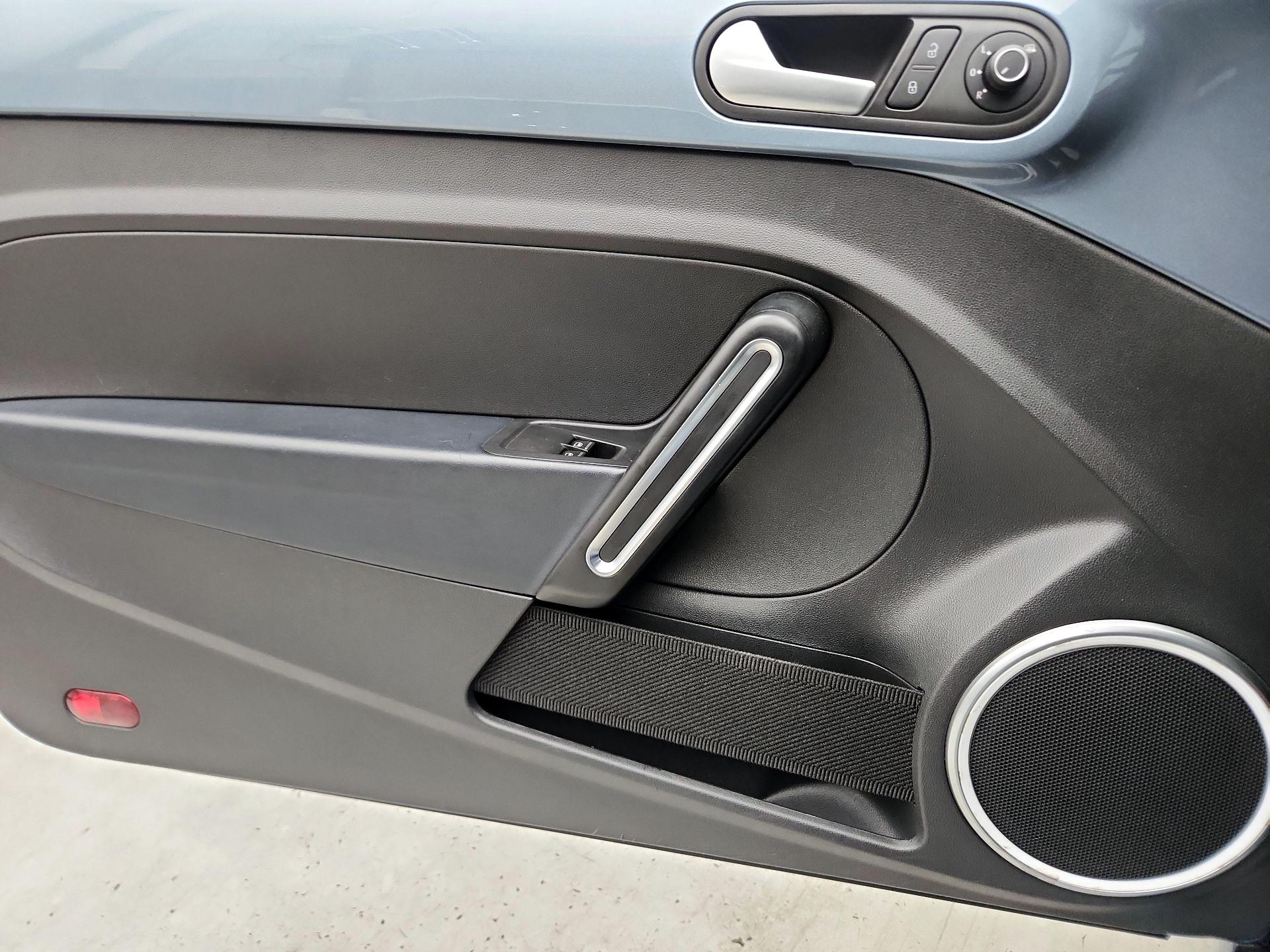 Thumbnail: 2016 Volkswagen Beetle - 12