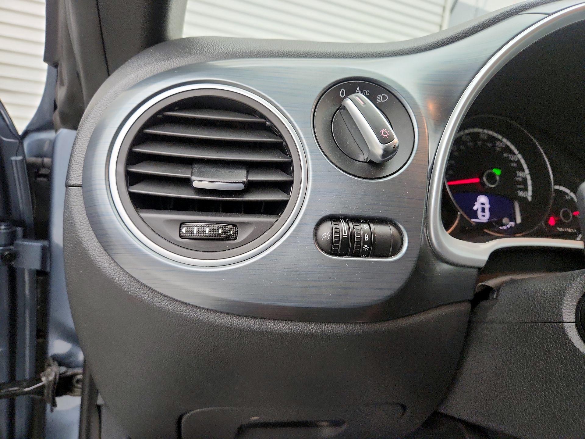 Thumbnail: 2016 Volkswagen Beetle - 13