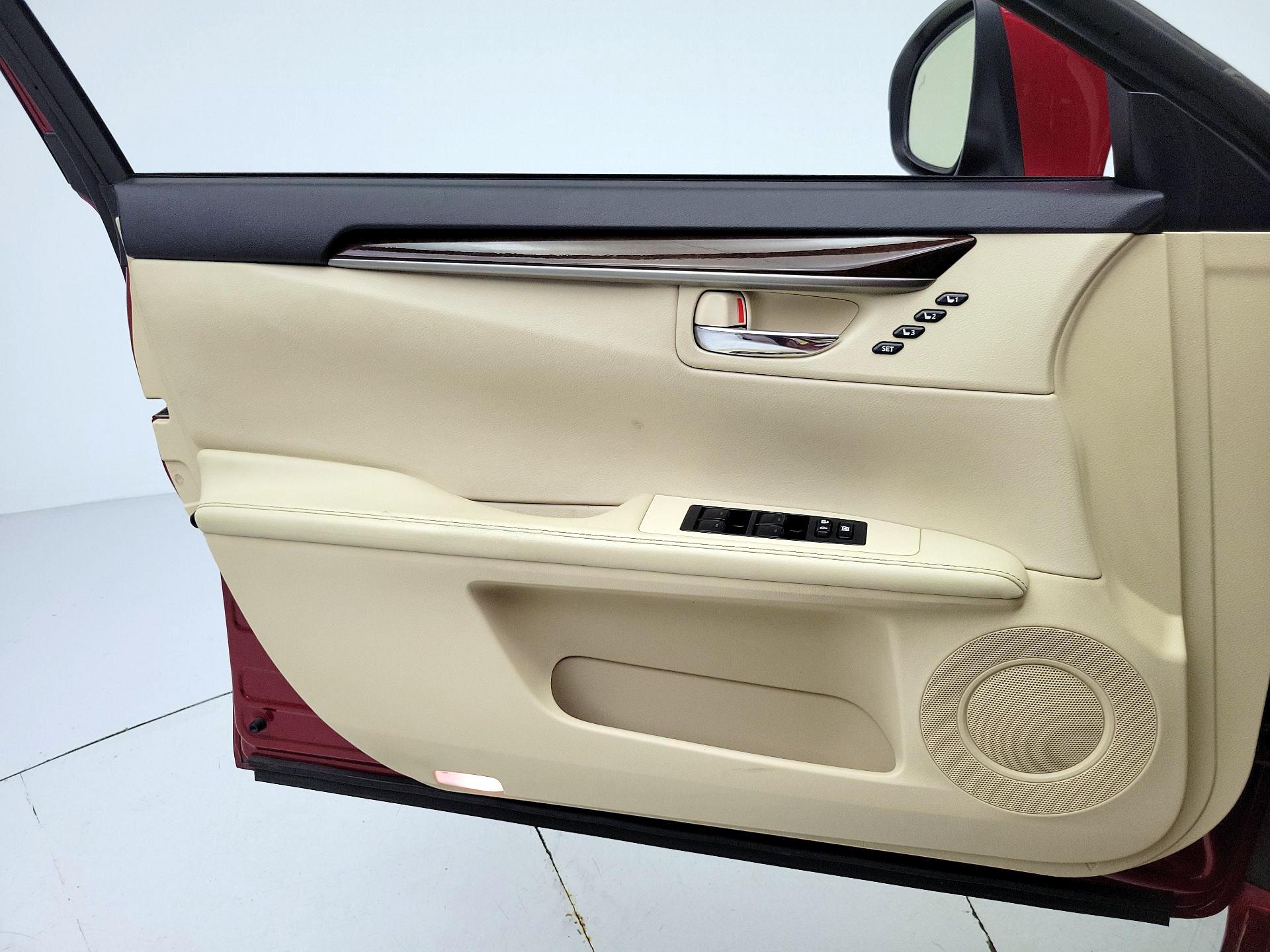 Thumbnail: 2014 Lexus ES - 12