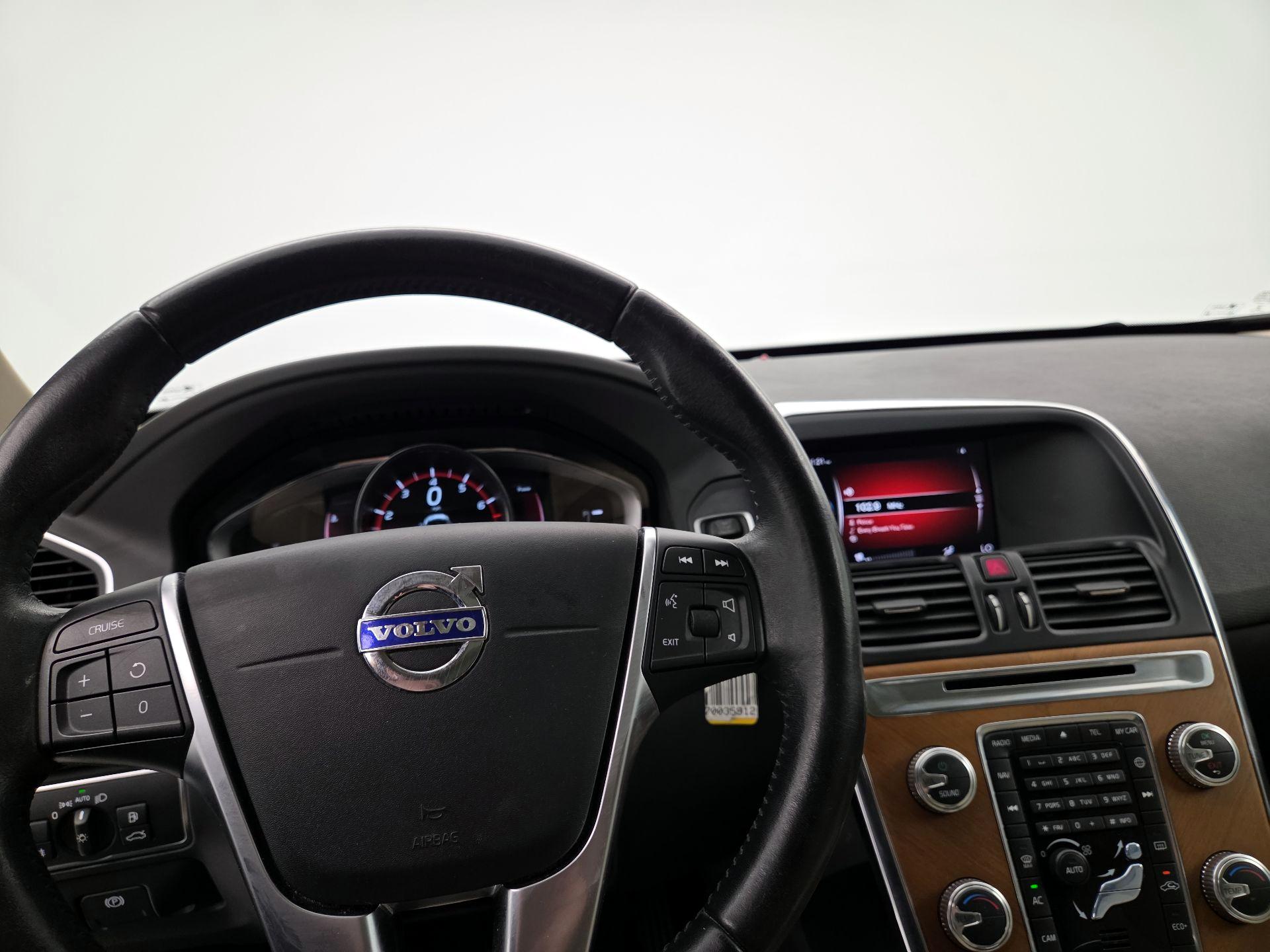 Thumbnail: 2017 Volvo XC60 - 10
