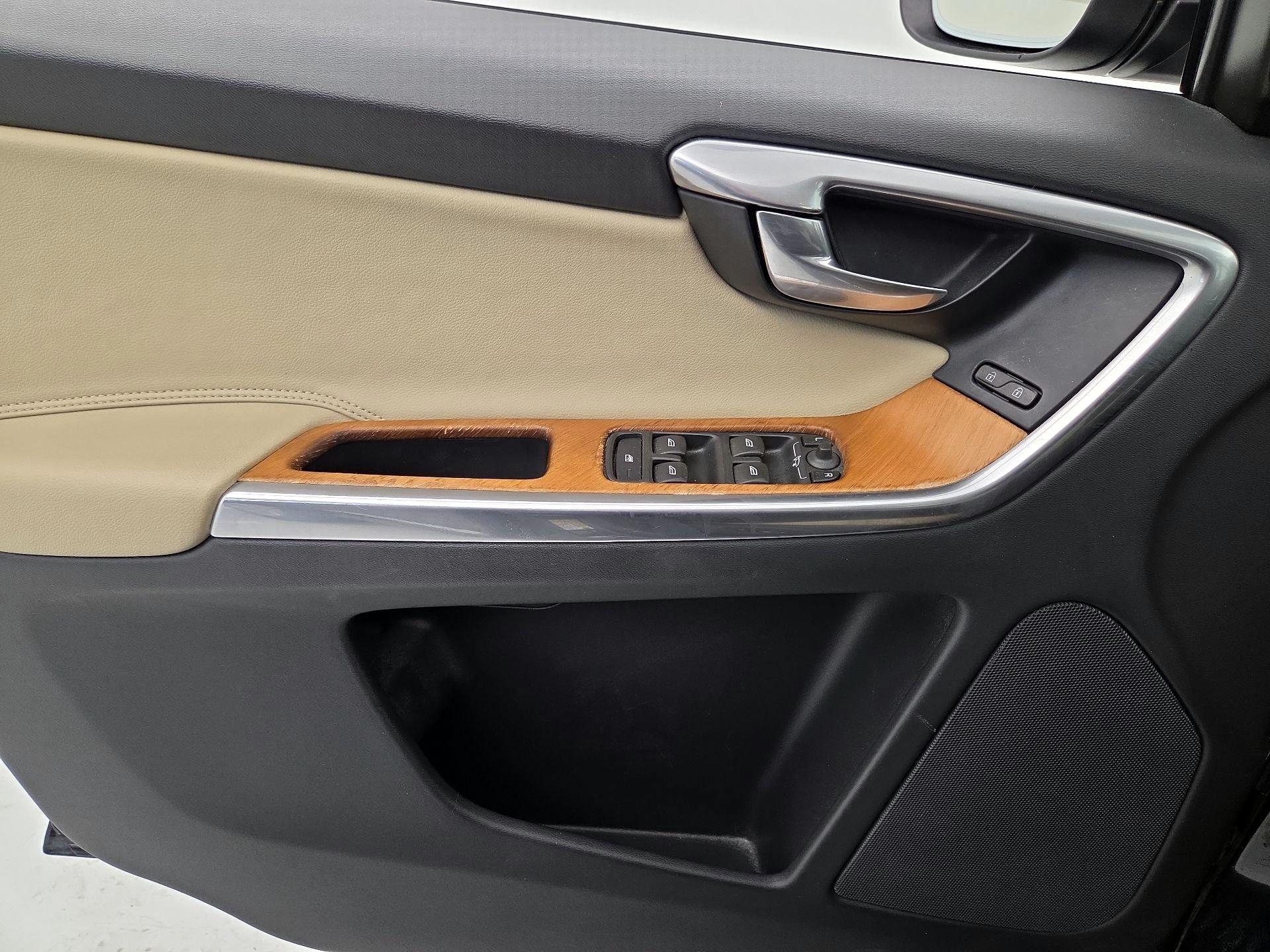 Thumbnail: 2017 Volvo XC60 - 12
