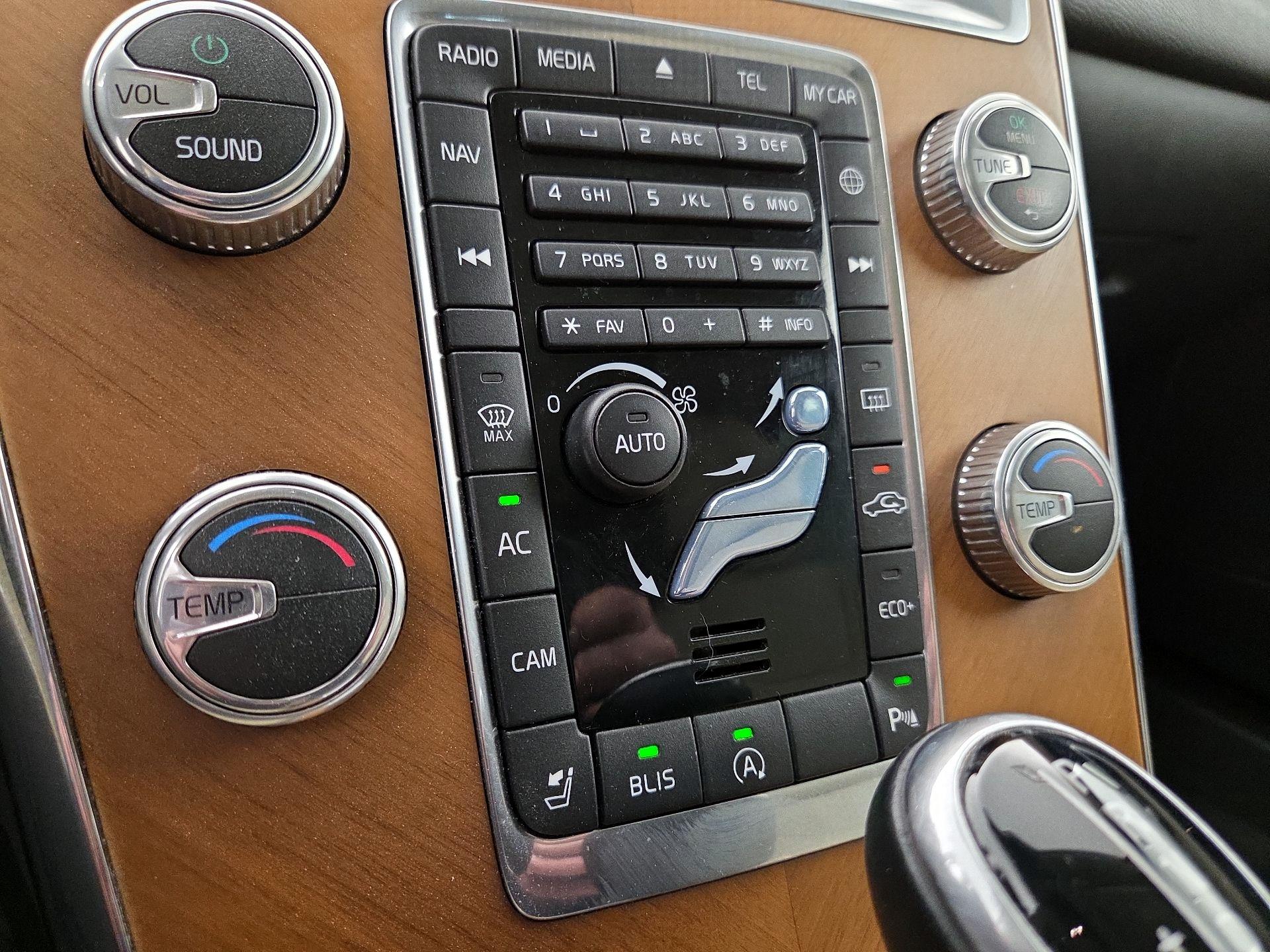 Thumbnail: 2017 Volvo XC60 - 16