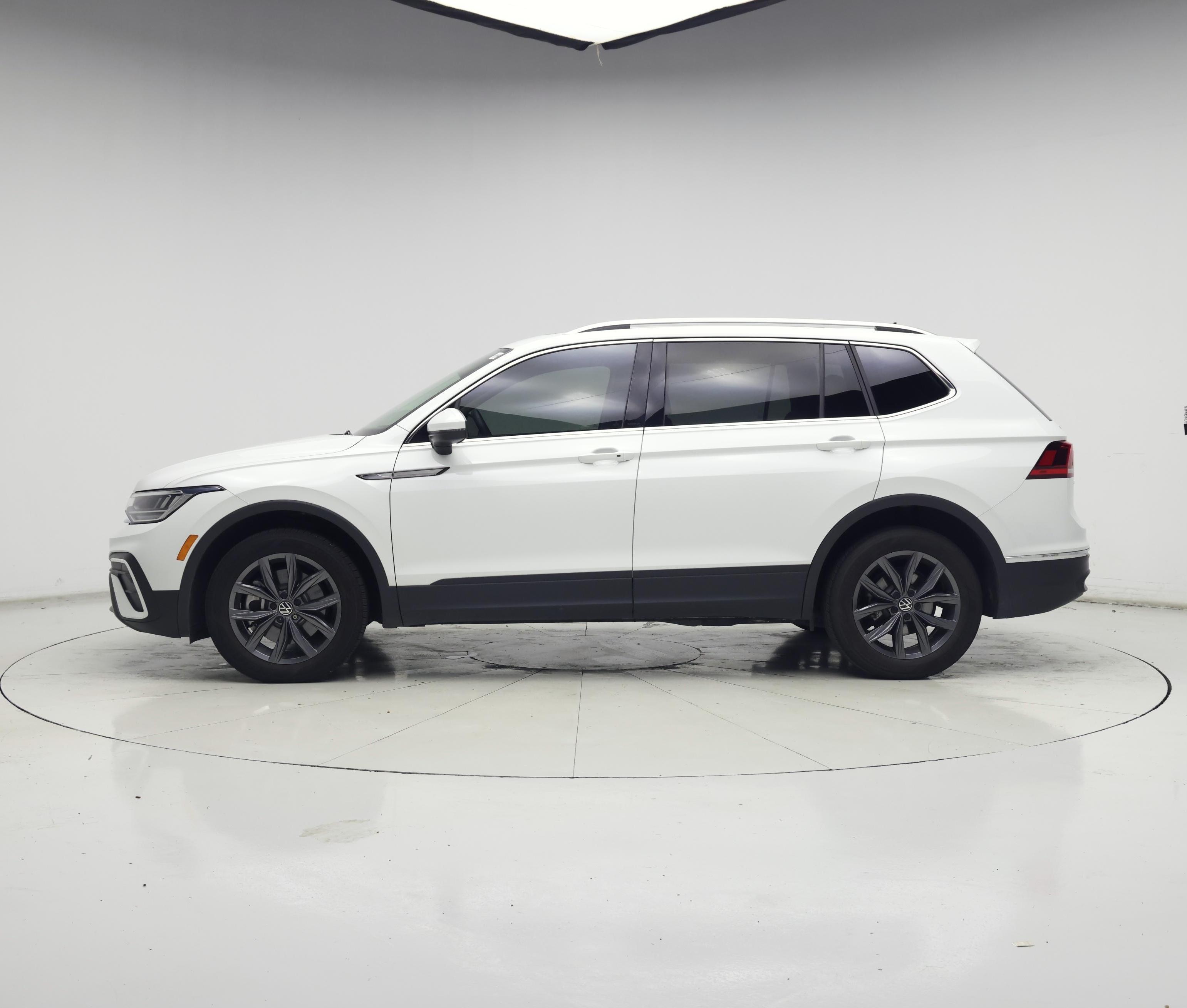 Thumbnail: 2022 Volkswagen Tiguan - 3