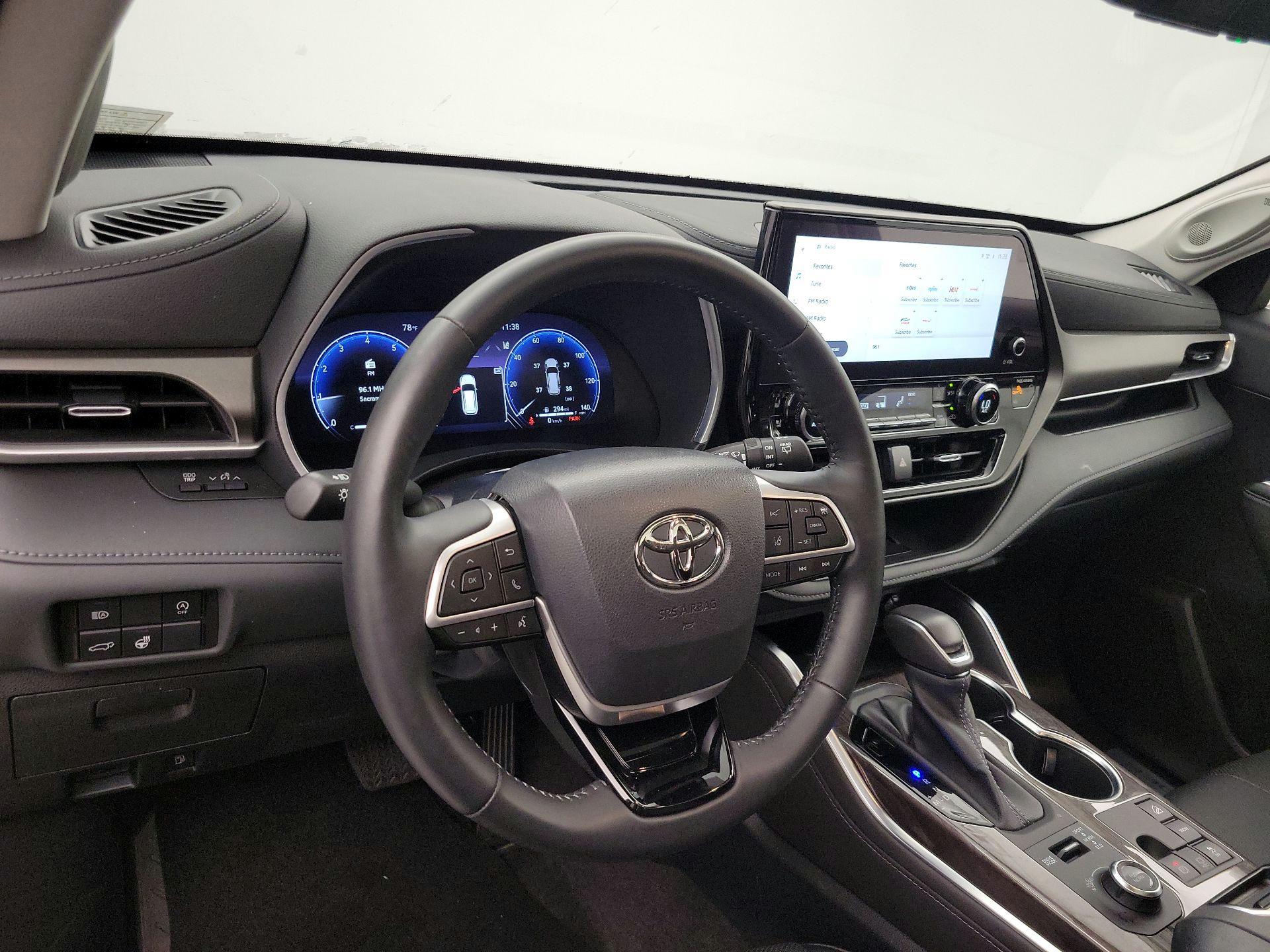 Thumbnail: 2023 Toyota Highlander - 9