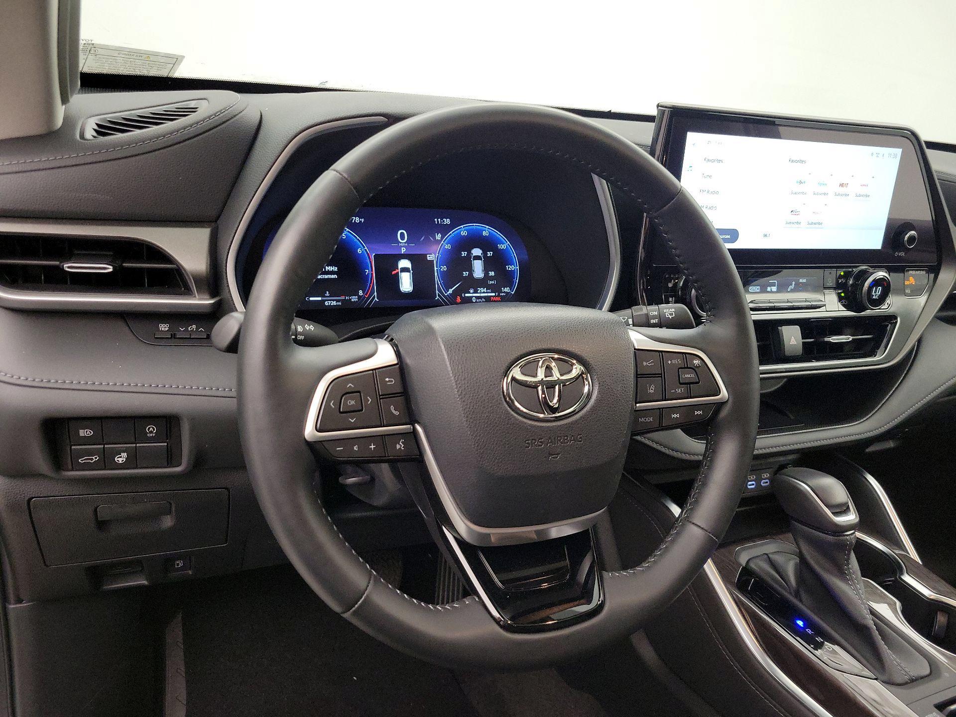 Thumbnail: 2023 Toyota Highlander - 10