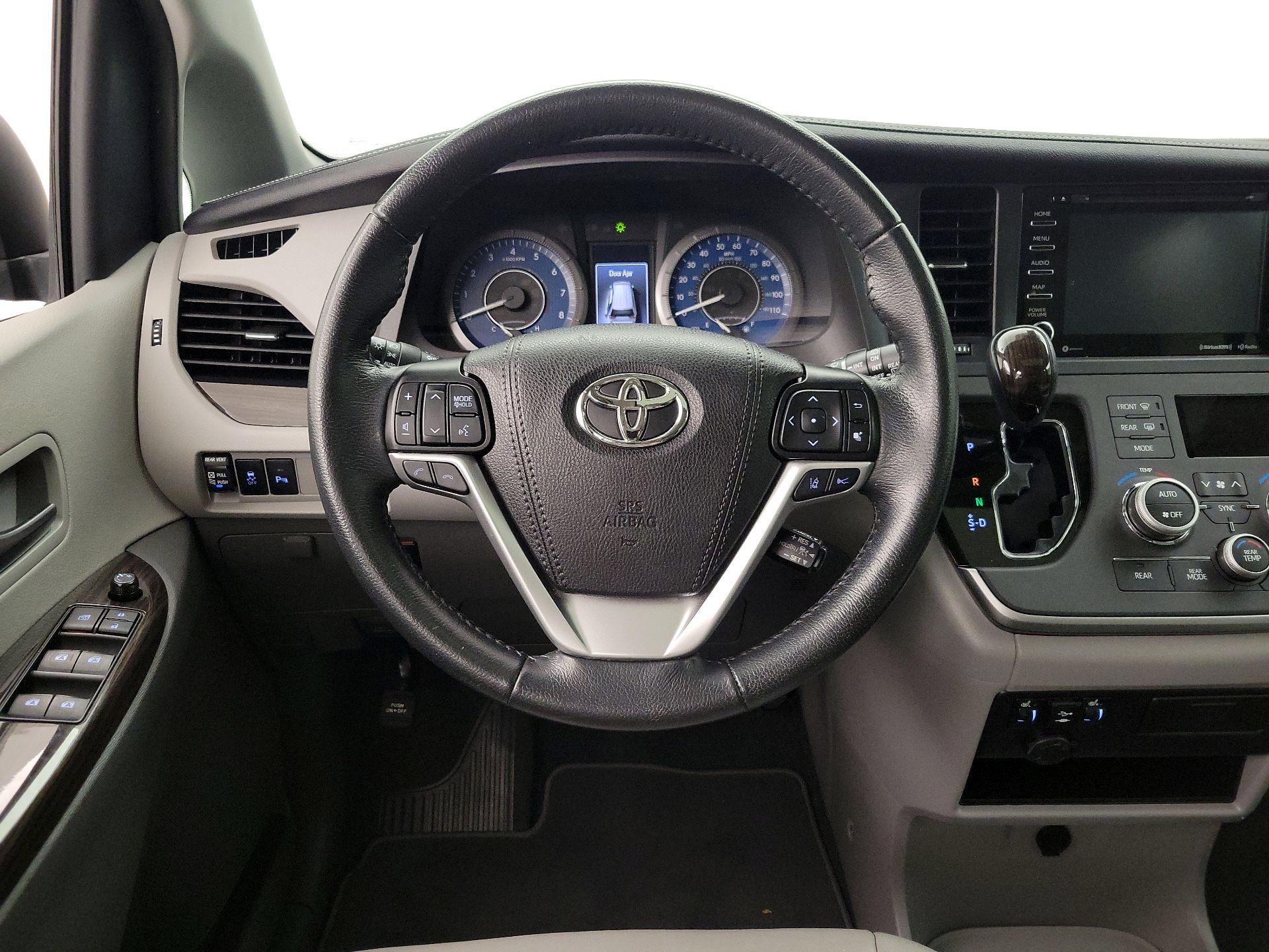 Thumbnail: 2020 Toyota Sienna - 10
