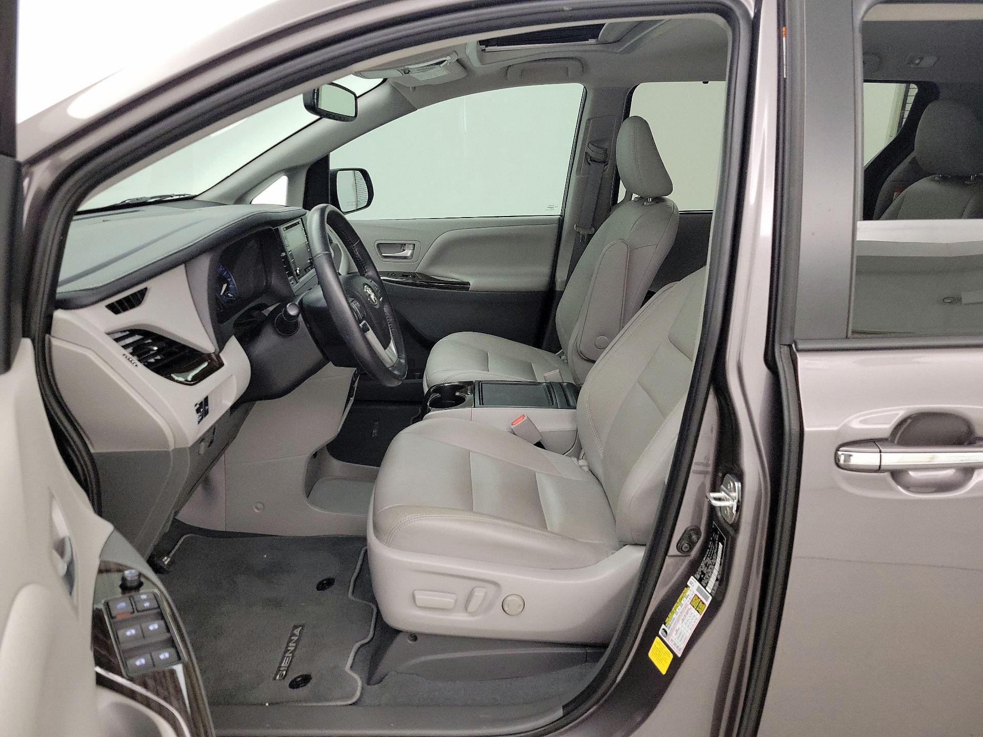 Thumbnail: 2020 Toyota Sienna - 11