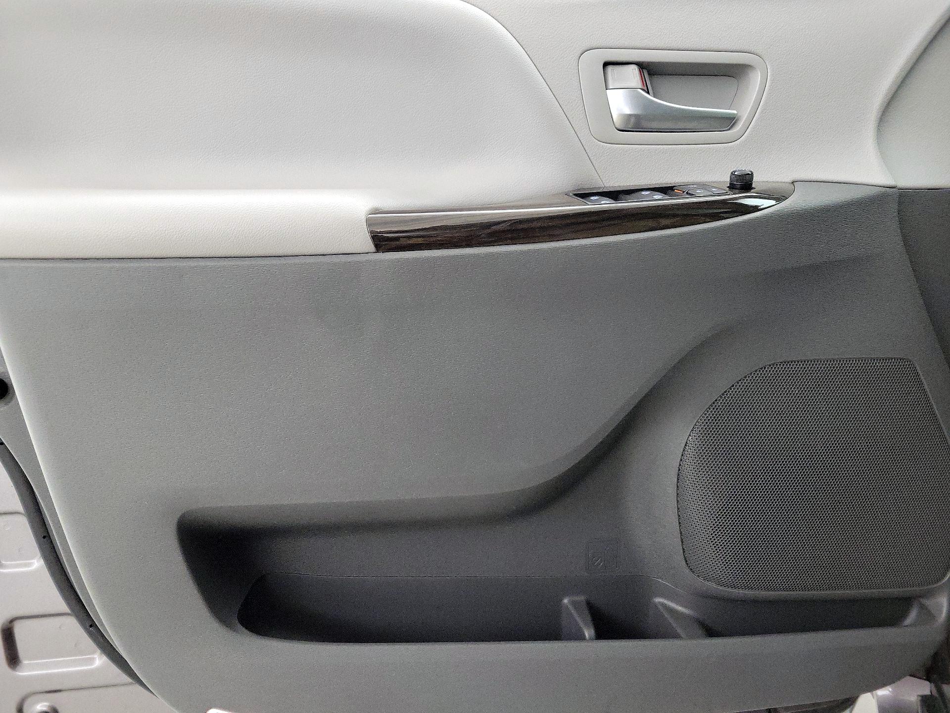 Thumbnail: 2020 Toyota Sienna - 12