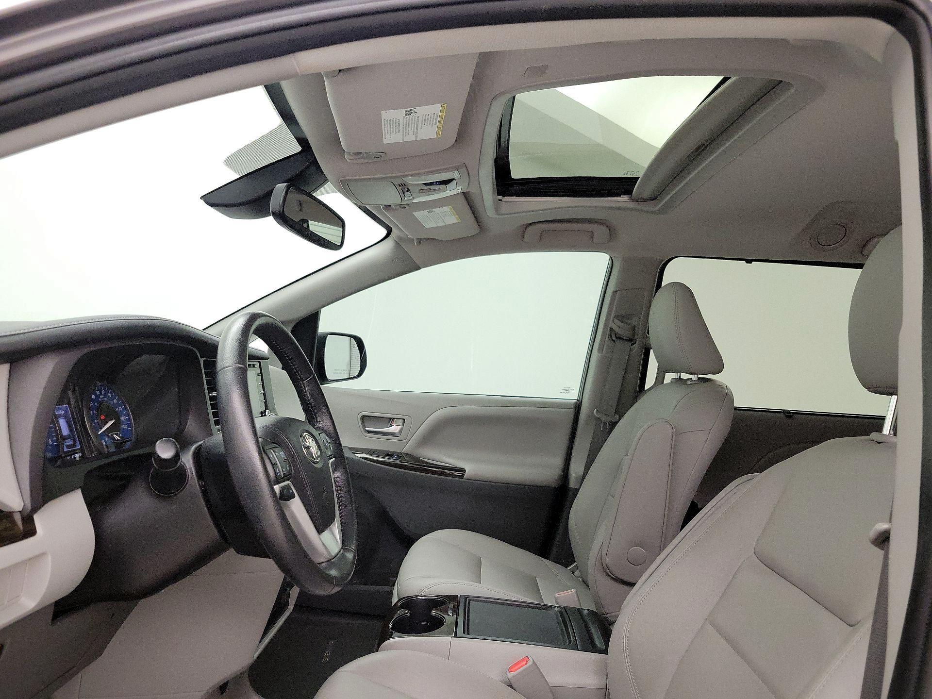 Thumbnail: 2020 Toyota Sienna - 19