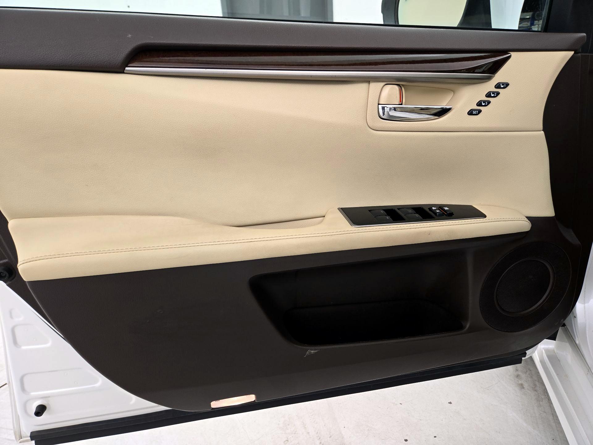 Thumbnail: 2017 Lexus ES - 12