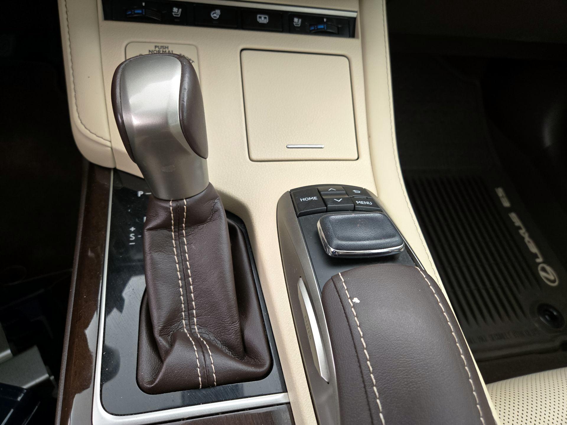 Thumbnail: 2017 Lexus ES - 18