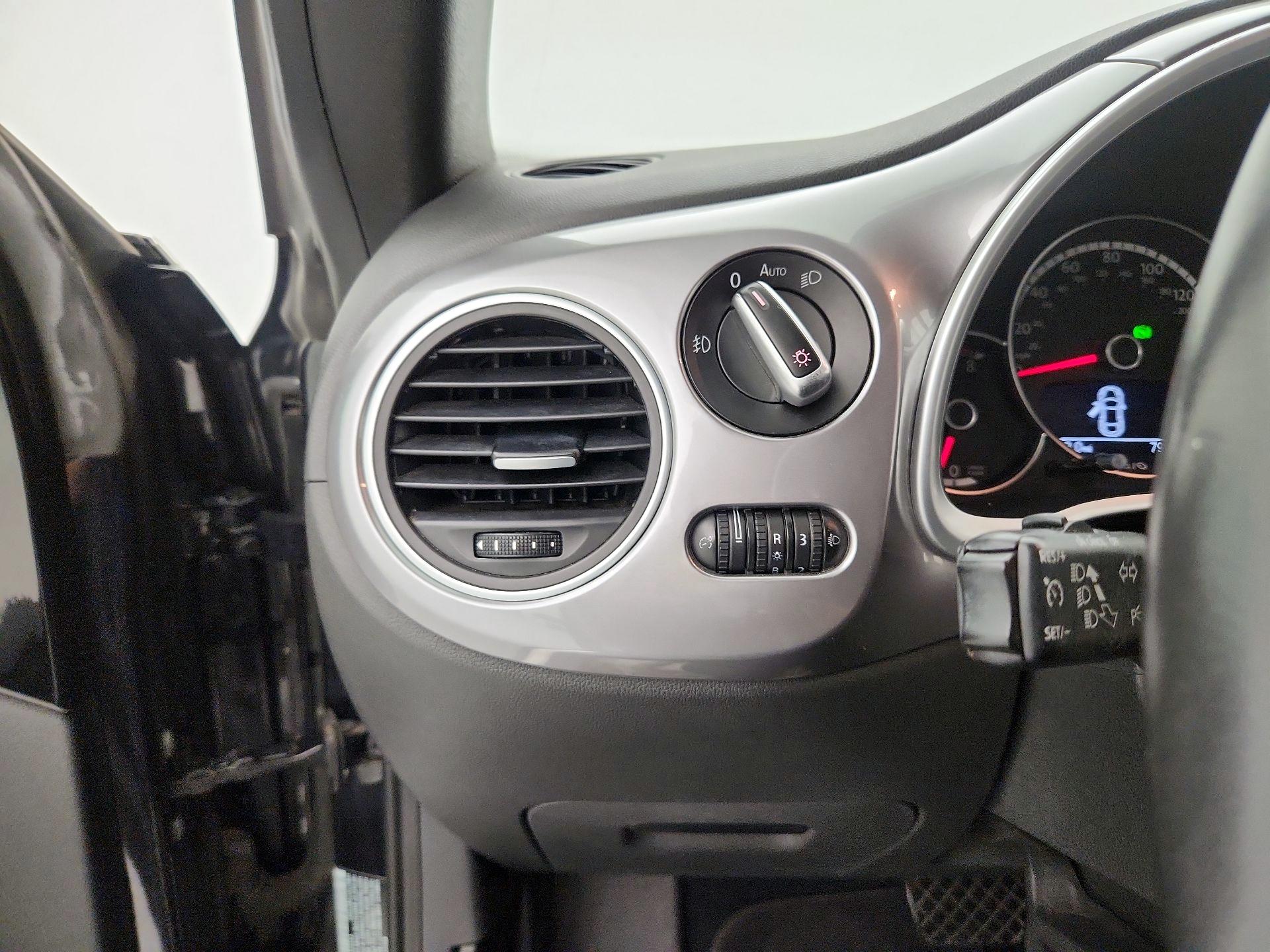 Thumbnail: 2014 Volkswagen Beetle - 13