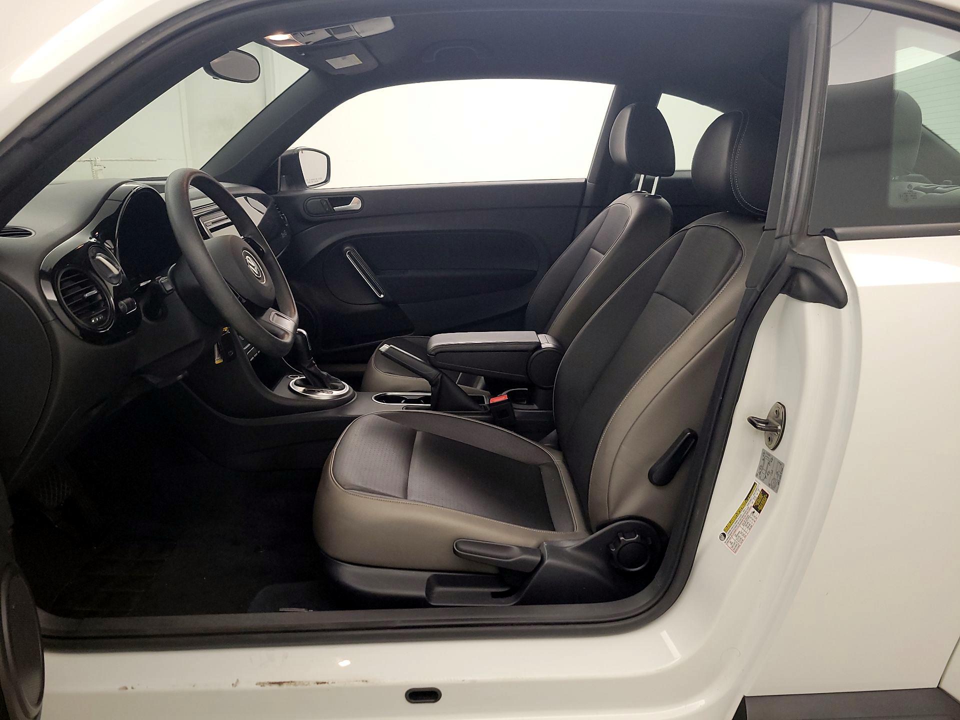 Thumbnail: 2015 Volkswagen Beetle - 11