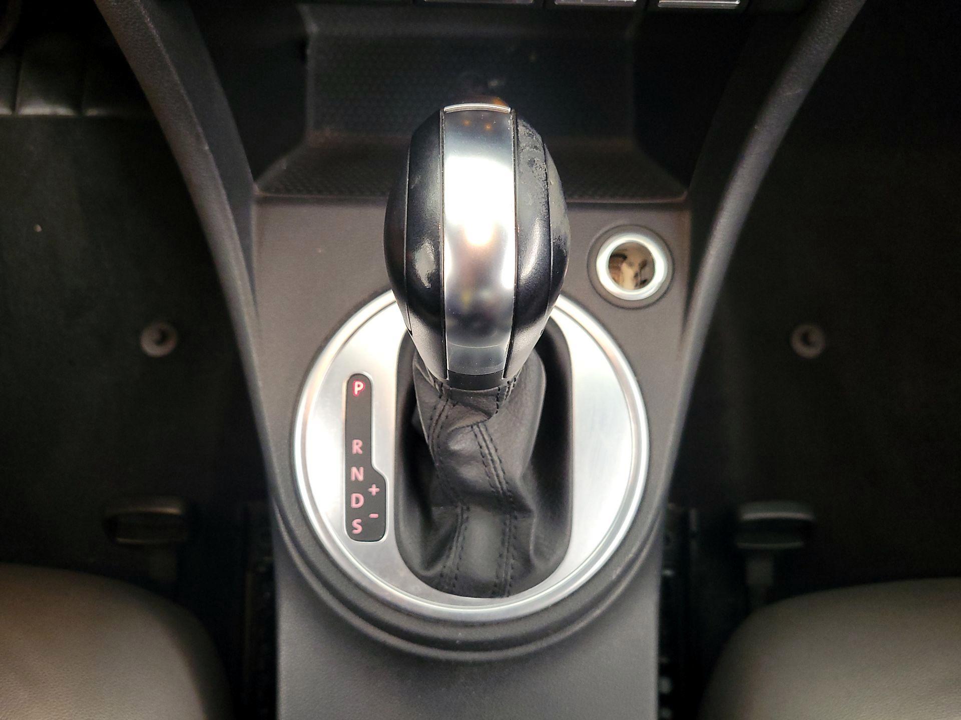 Thumbnail: 2015 Volkswagen Beetle - 16