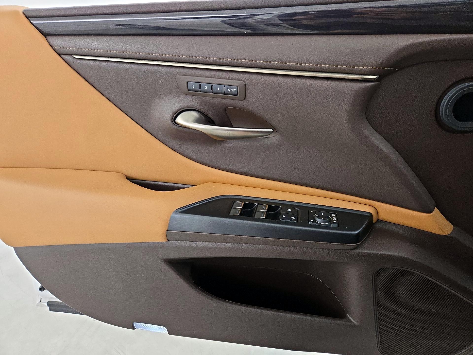 Thumbnail: 2021 Lexus ES - 12