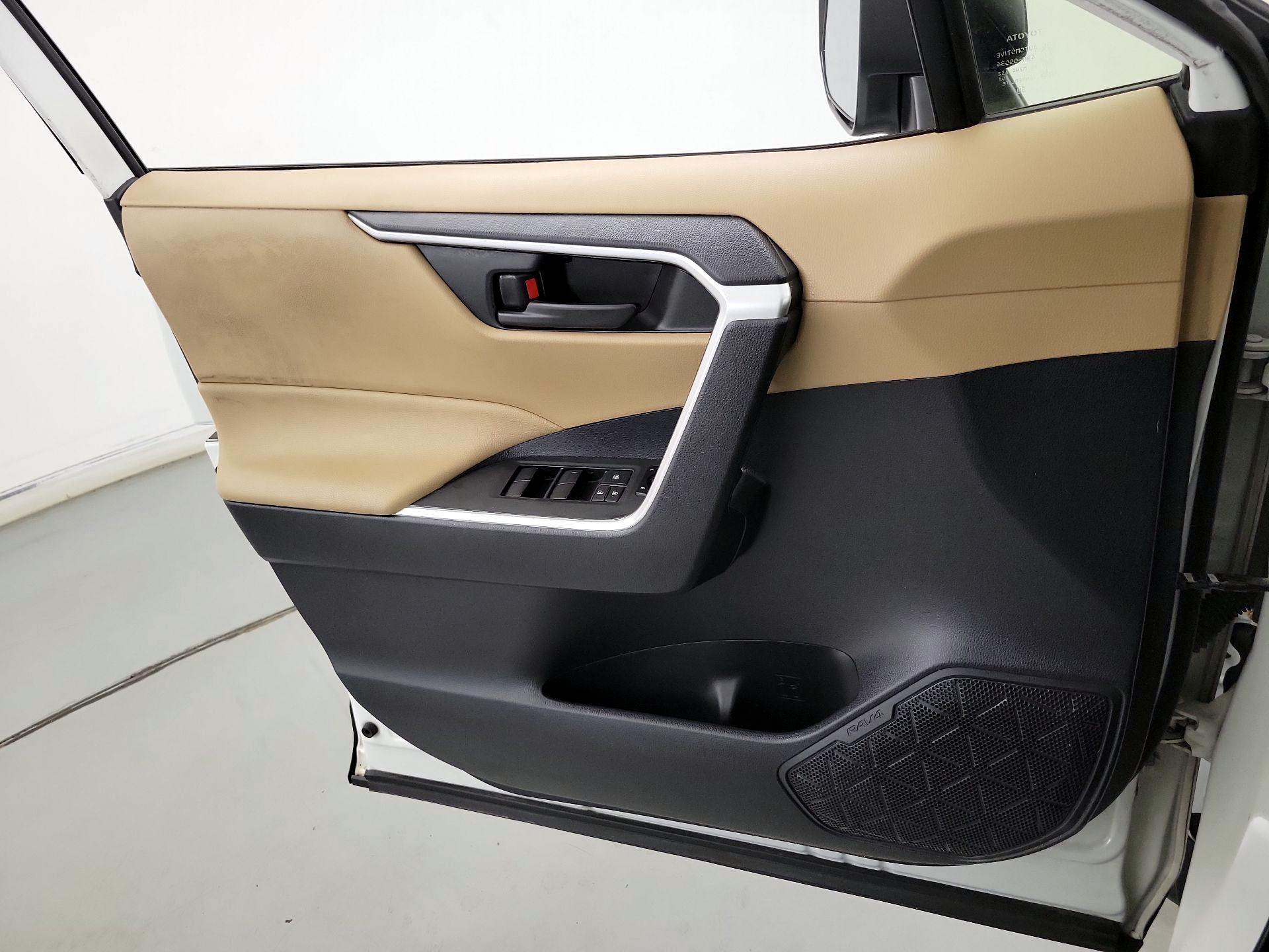 Thumbnail: 2019 Toyota RAV4 - 12