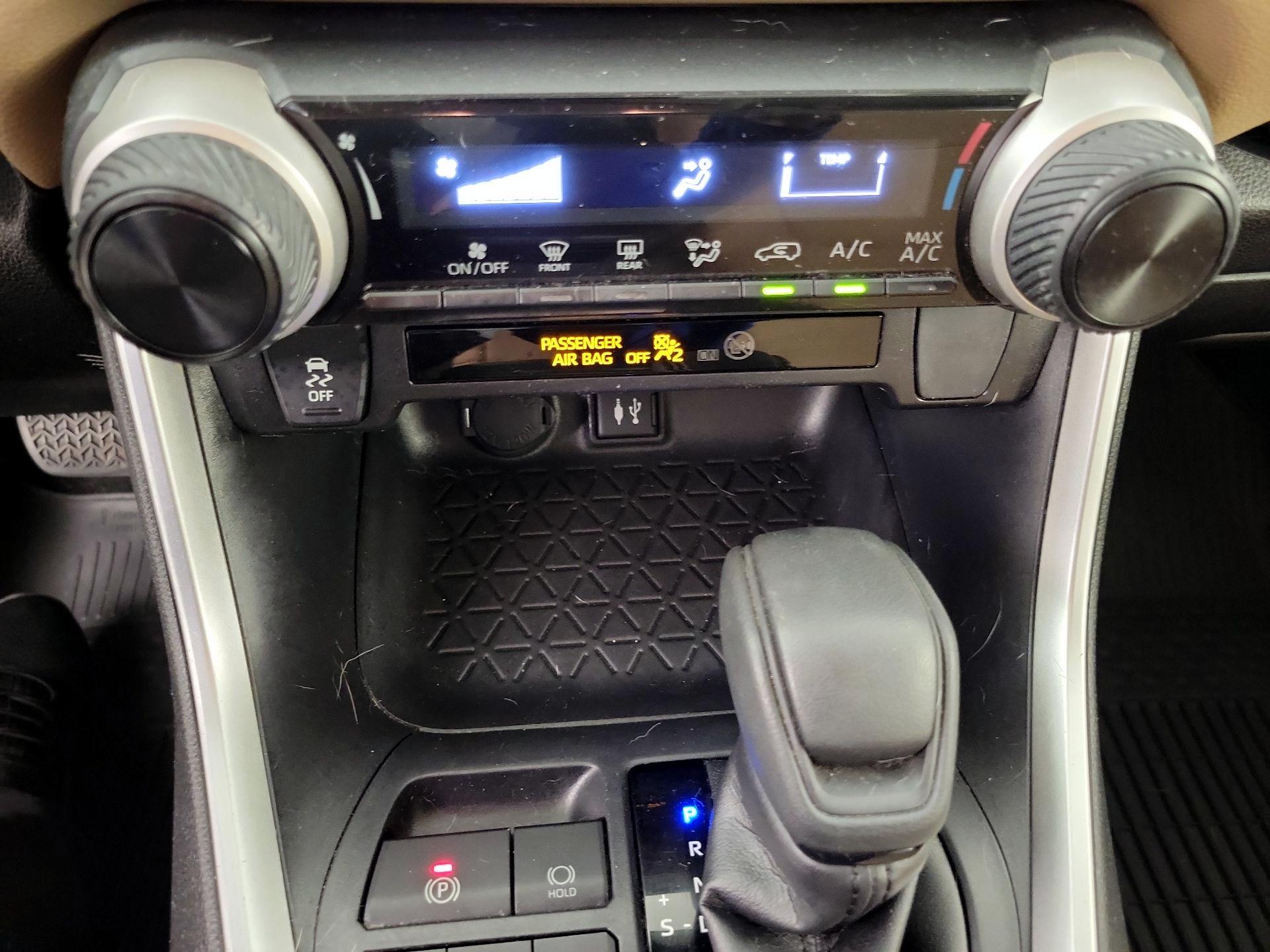 Thumbnail: 2019 Toyota RAV4 - 17