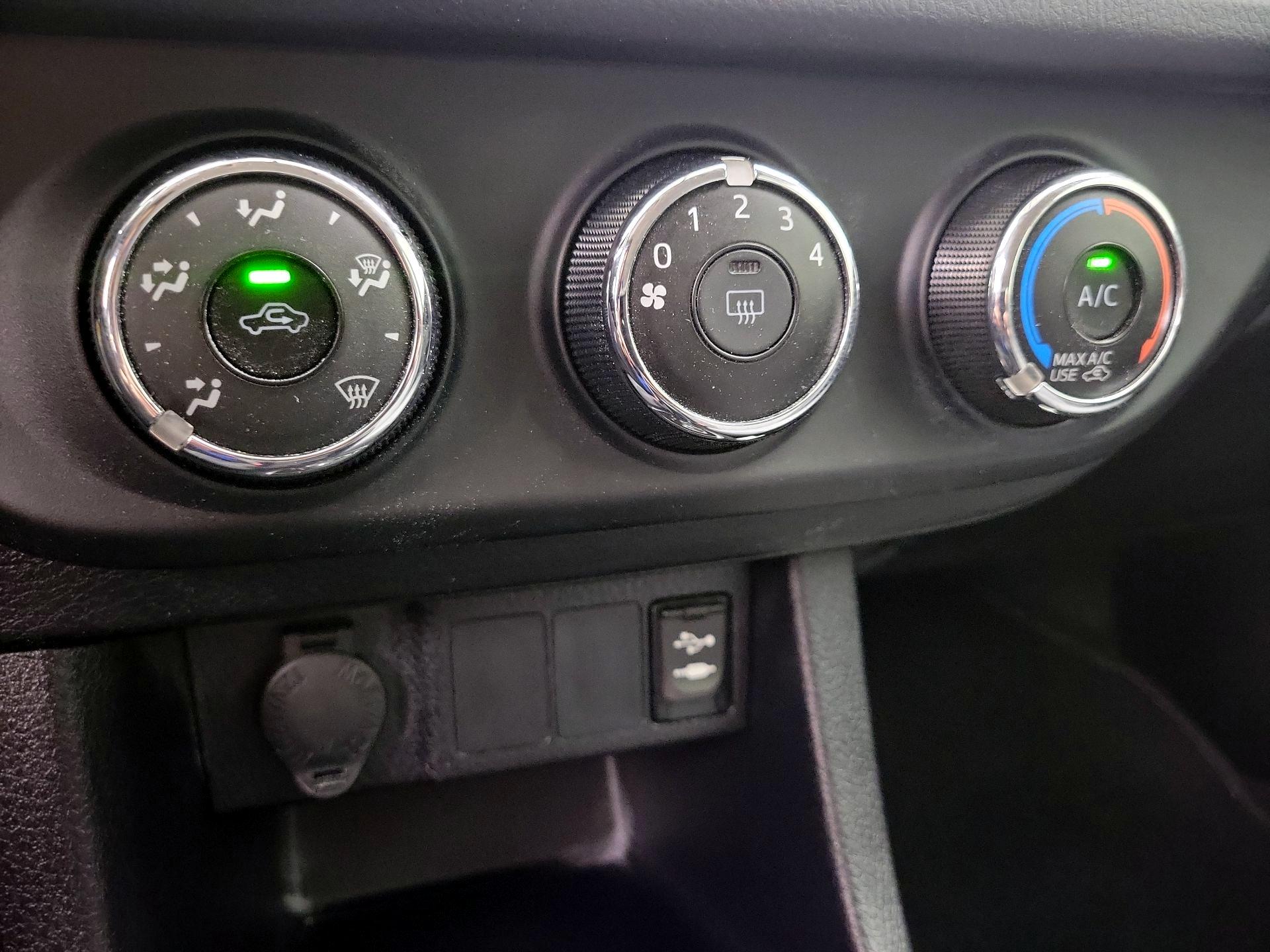 Thumbnail: 2015 Toyota Corolla - 15