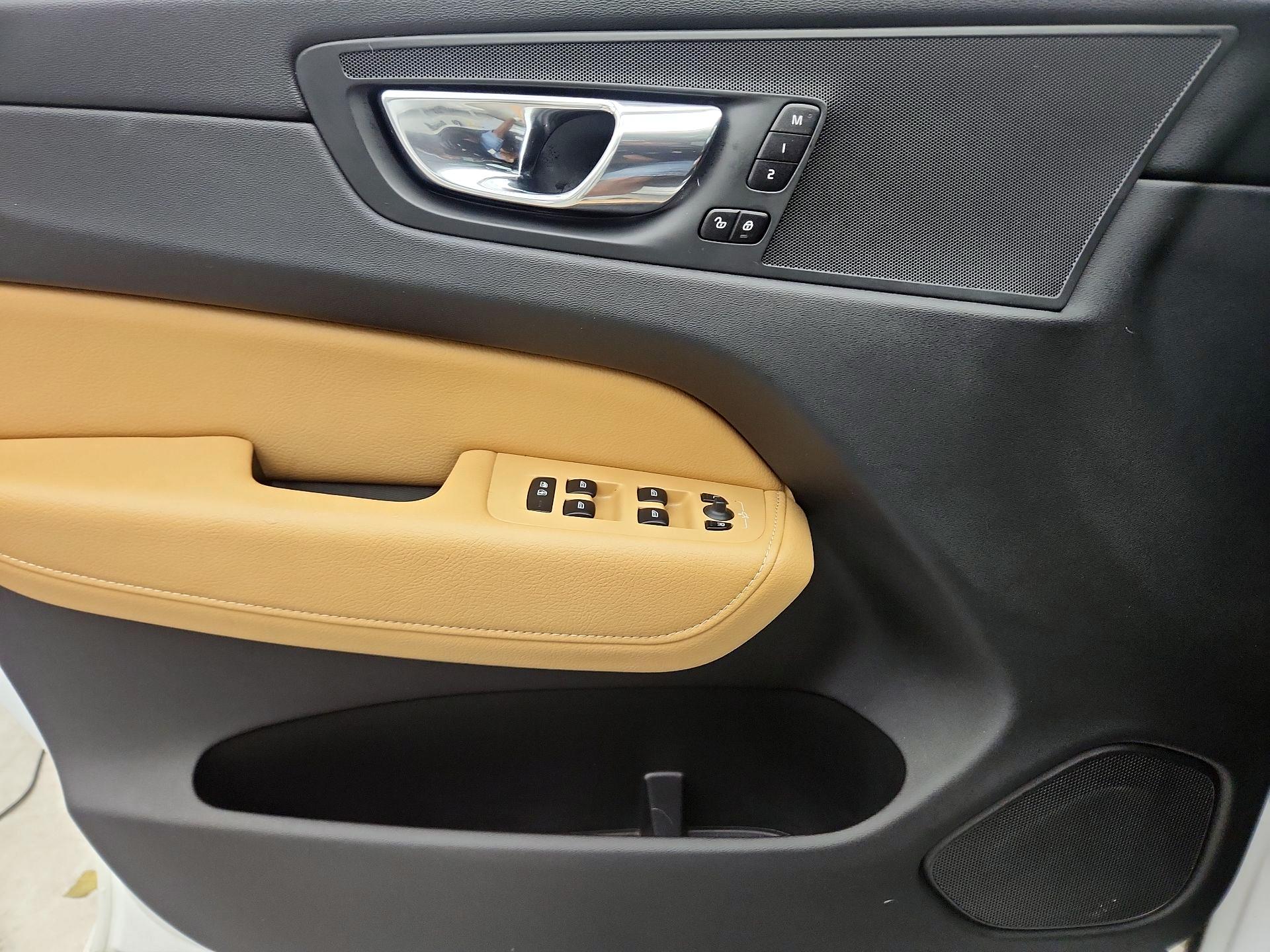 Thumbnail: 2020 Volvo XC60 - 12